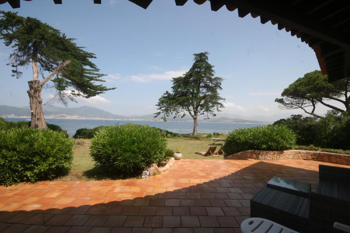 Corse Villa Pieds Dans L Eau view 4