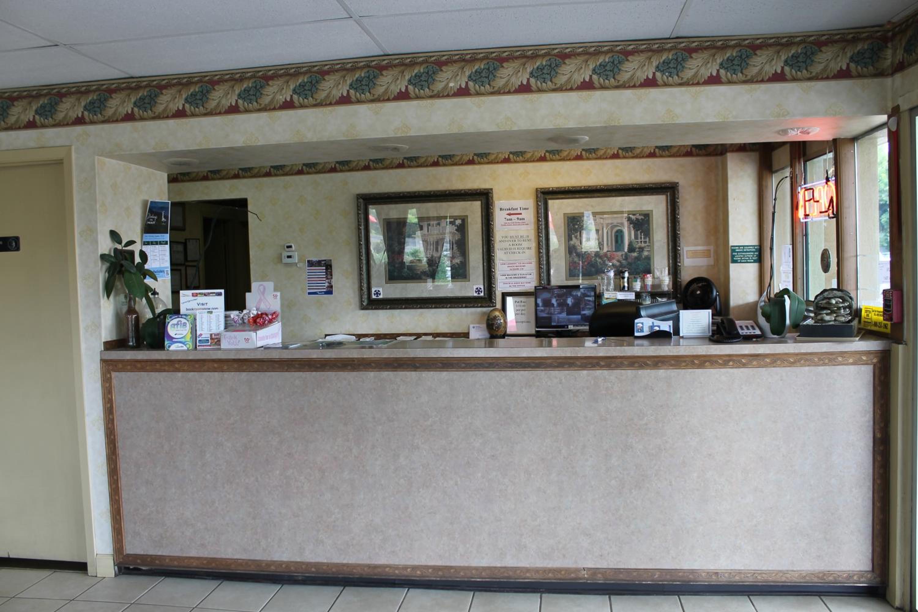 Scottish Inn Knoxville view 5