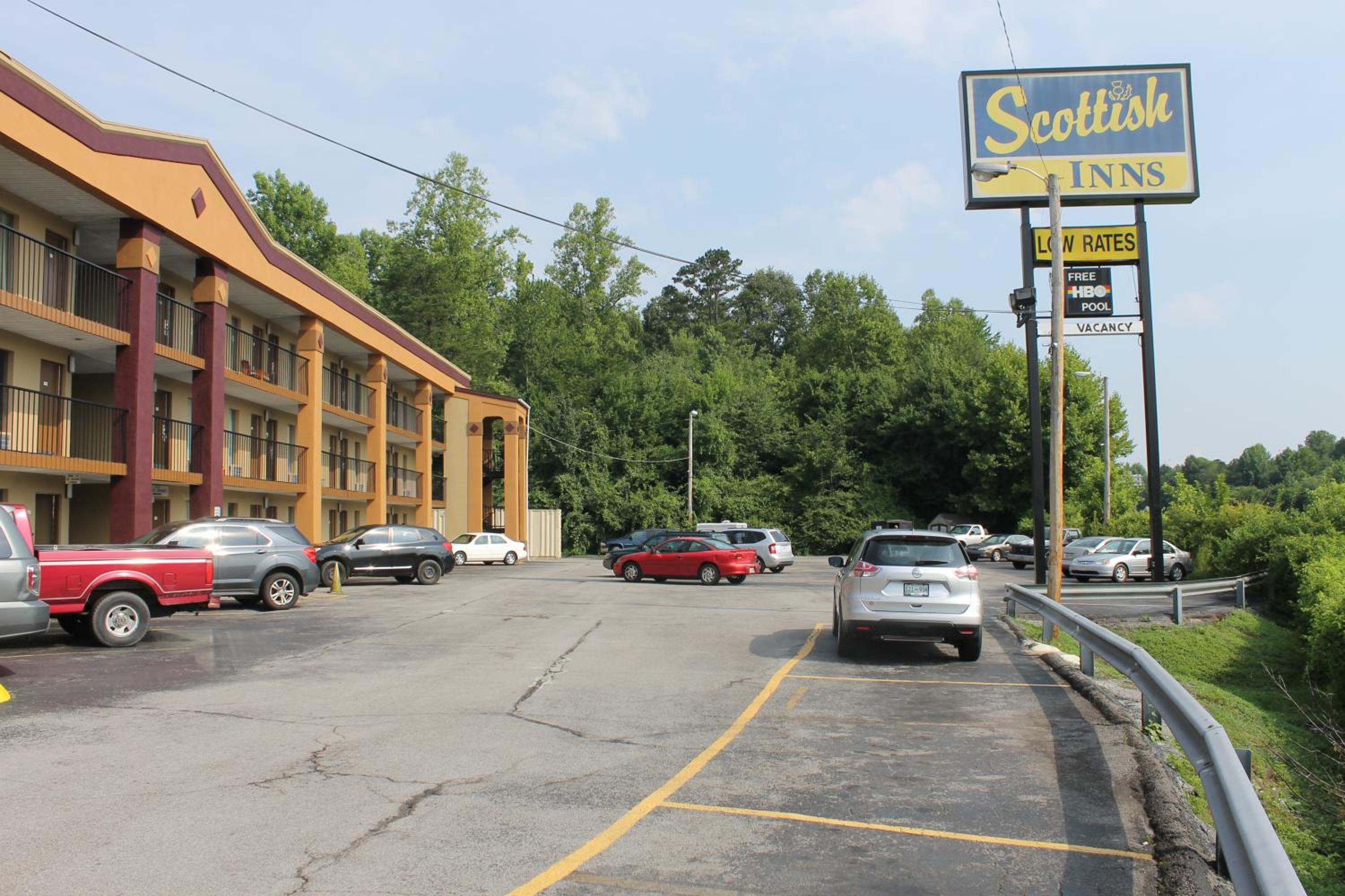 Scottish Inn Knoxville view 3