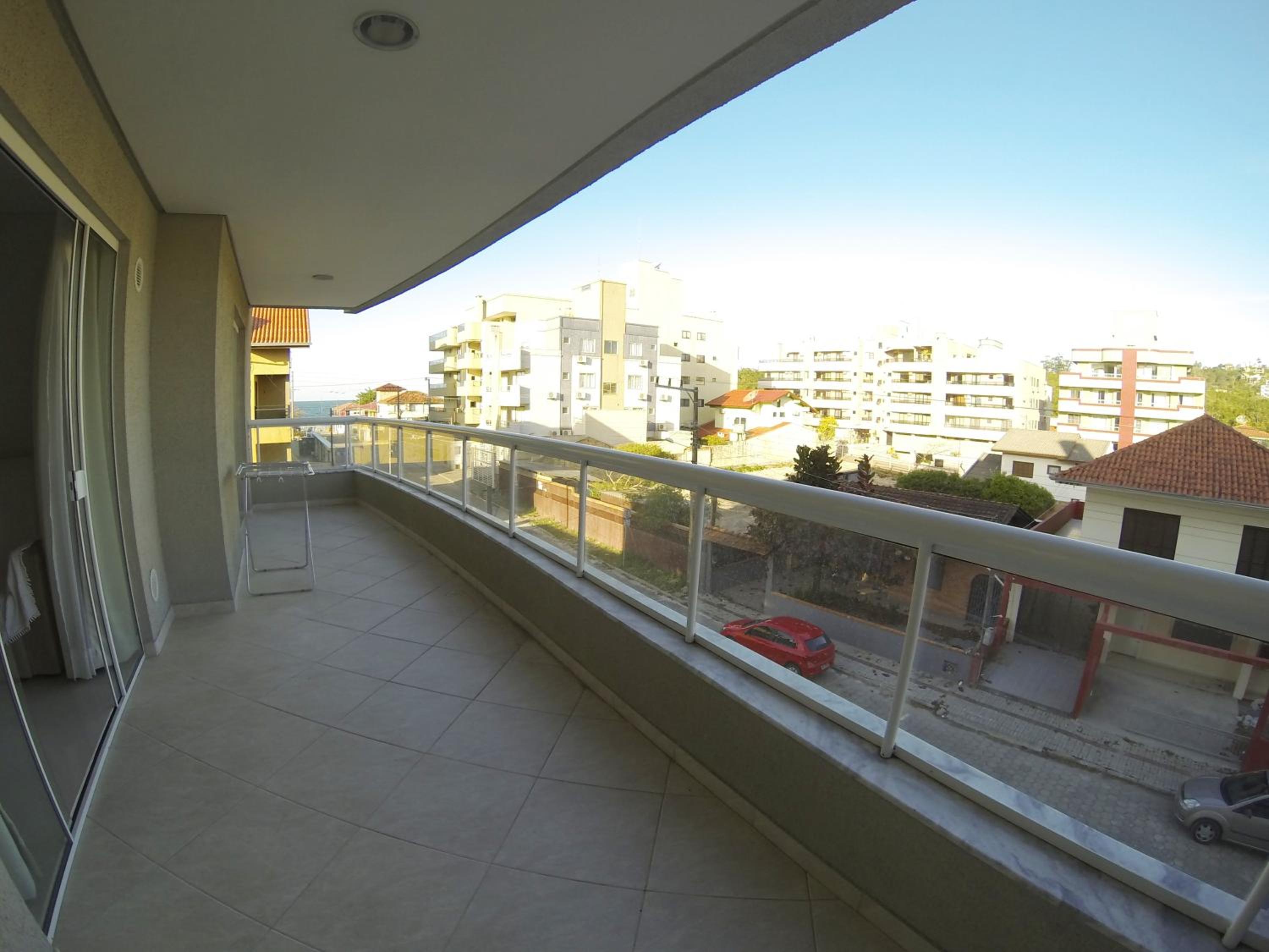 Ed Mônaco, 150 metros da praia de Bombas