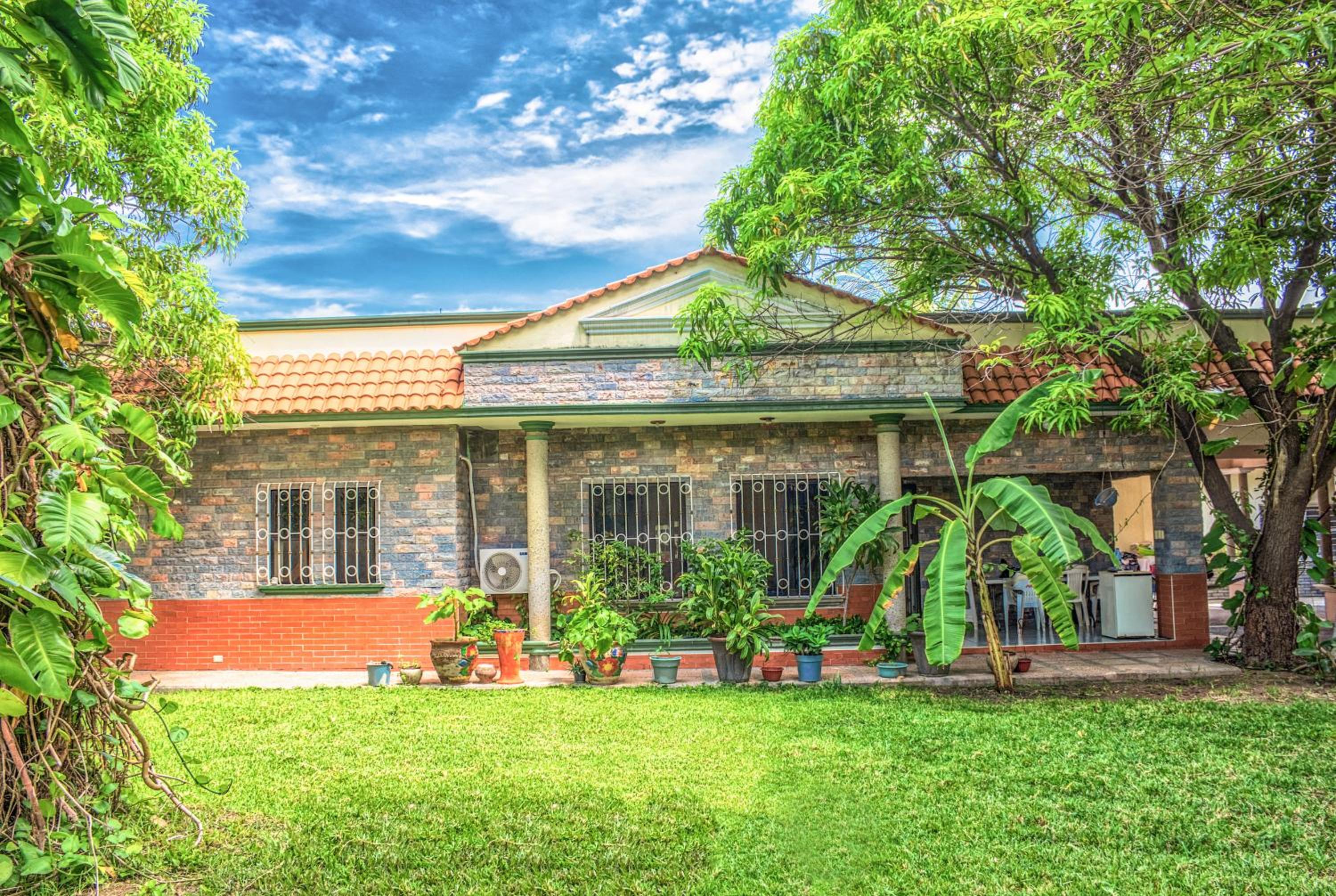 Casa grande y privada, jardín & estacionamiento view 2