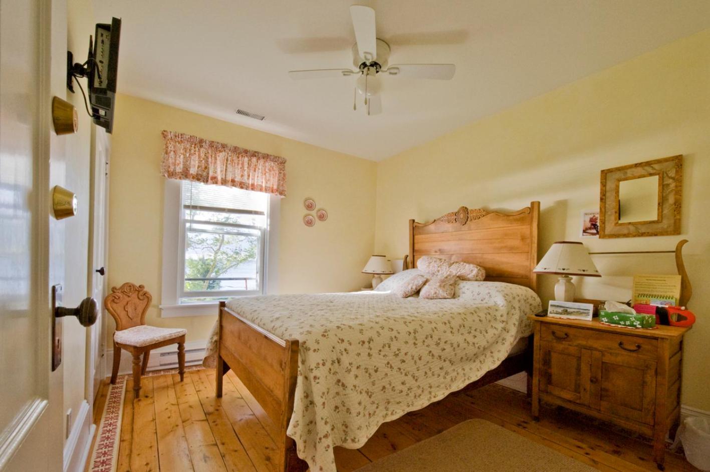 Bayview Pines Country Inn B&B