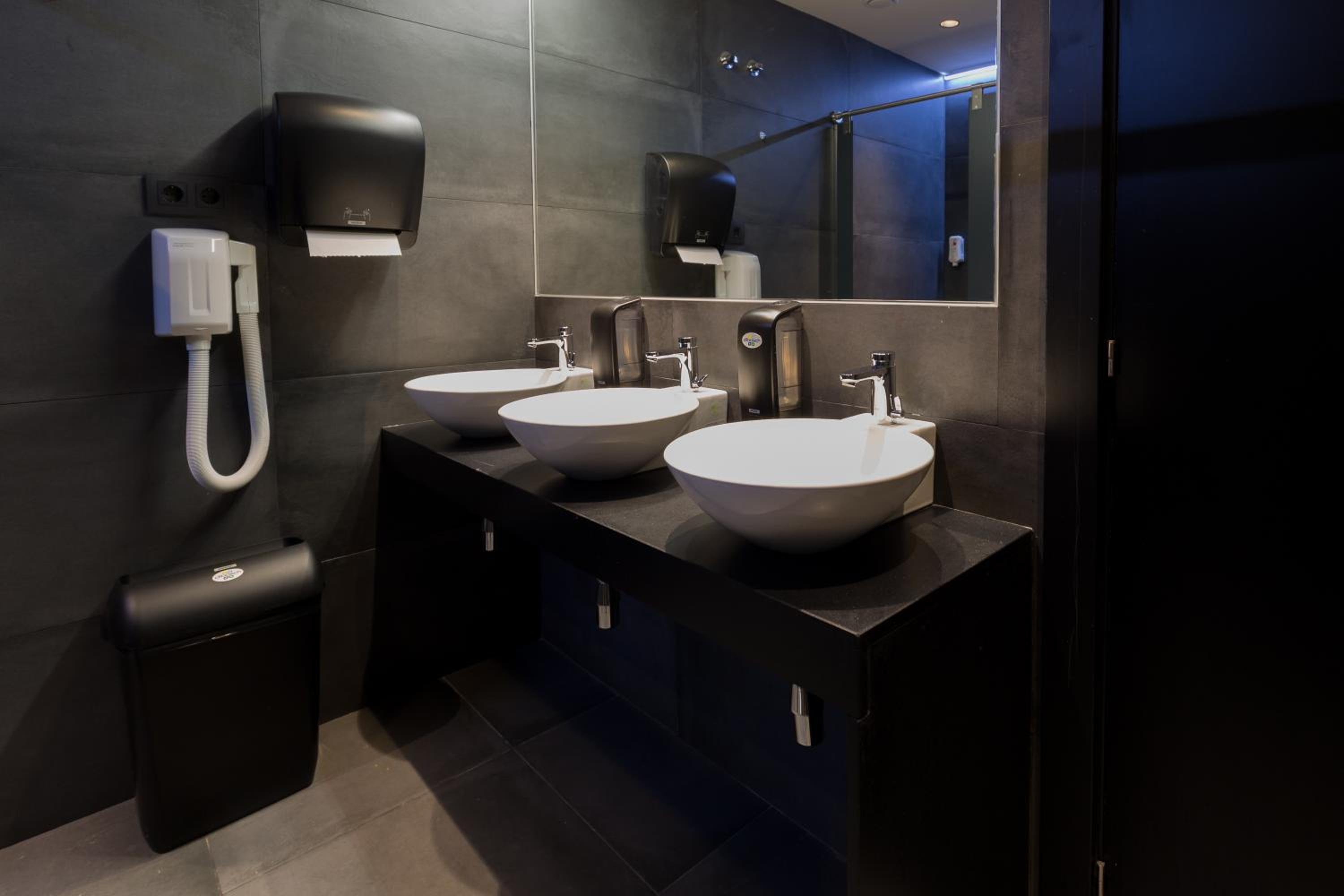 Airhostel Barcelona Airport 24h