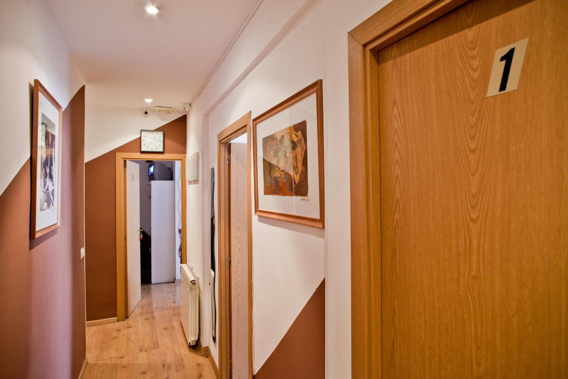 Hostal La Casa de La Plaza - Image 4