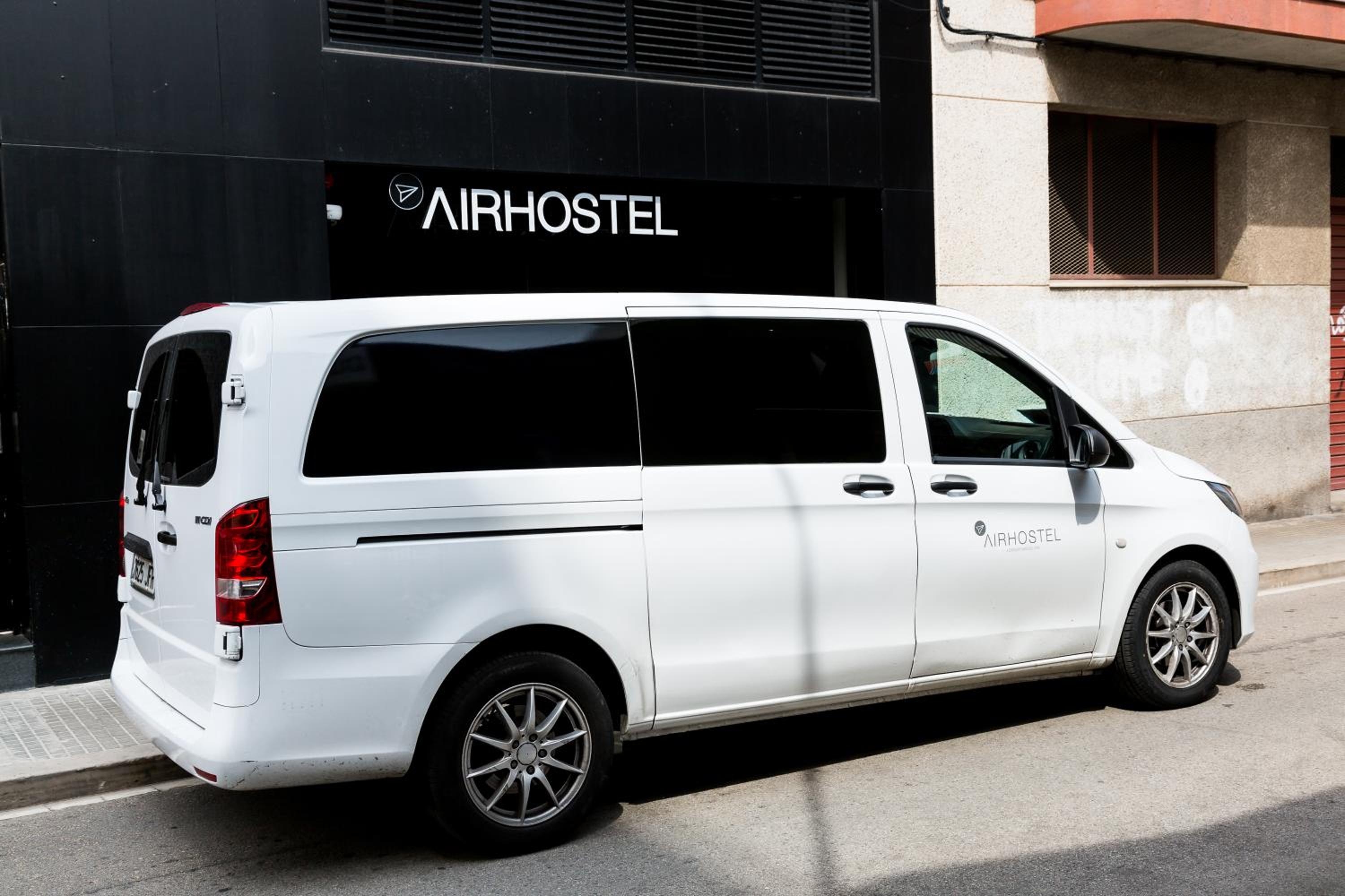 Airhostel Barcelona Airport 24h