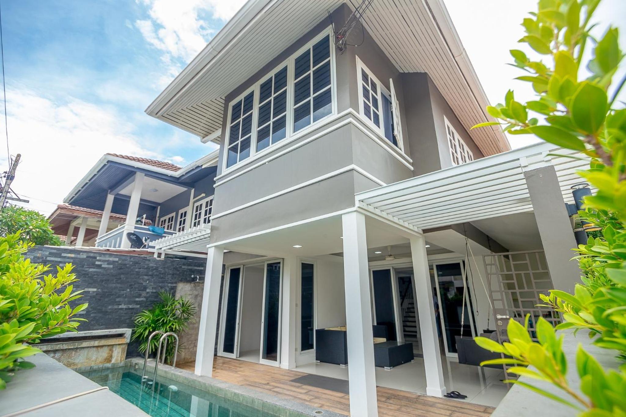 Modern Pool House view 5