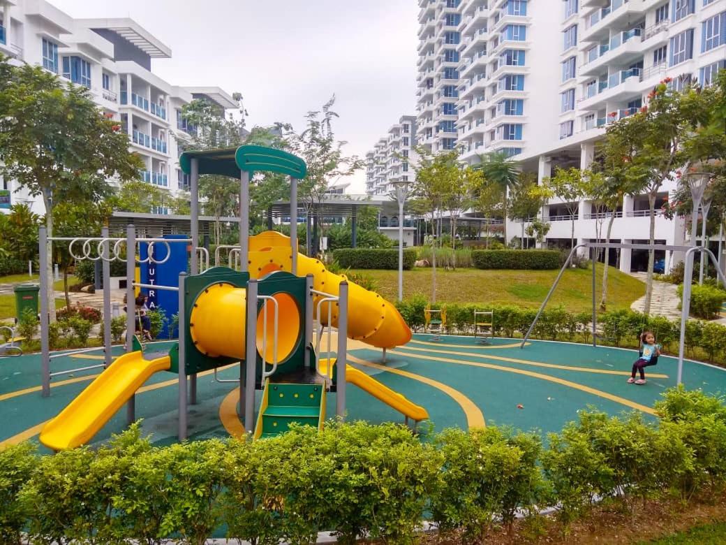 Putra 1 Pool Homestay Bandar Seri Putra photo 4
