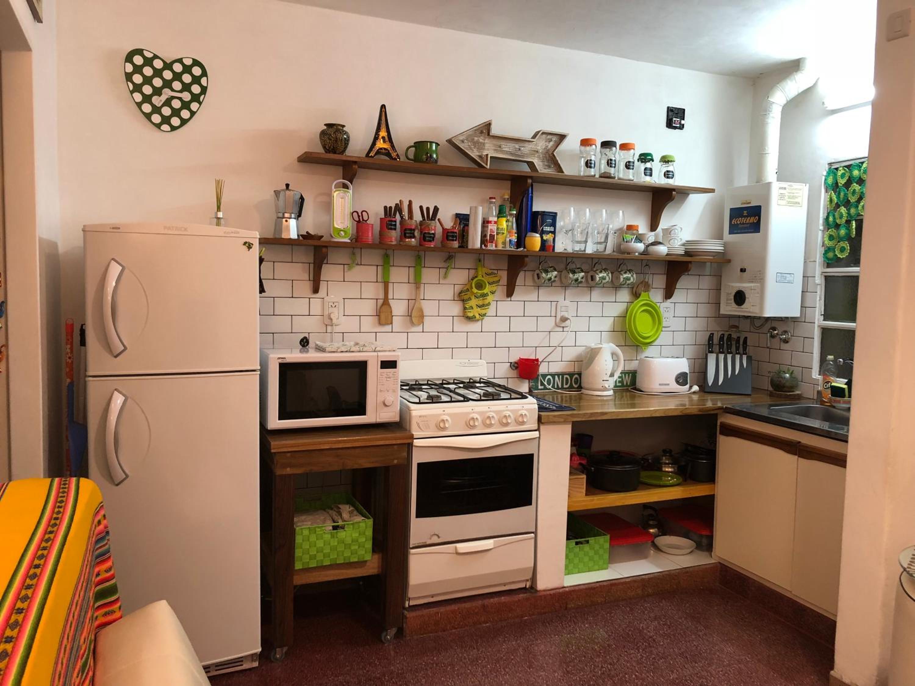 Cozy, Bright, near everything./Cómodo, luminoso, cerca de todo.