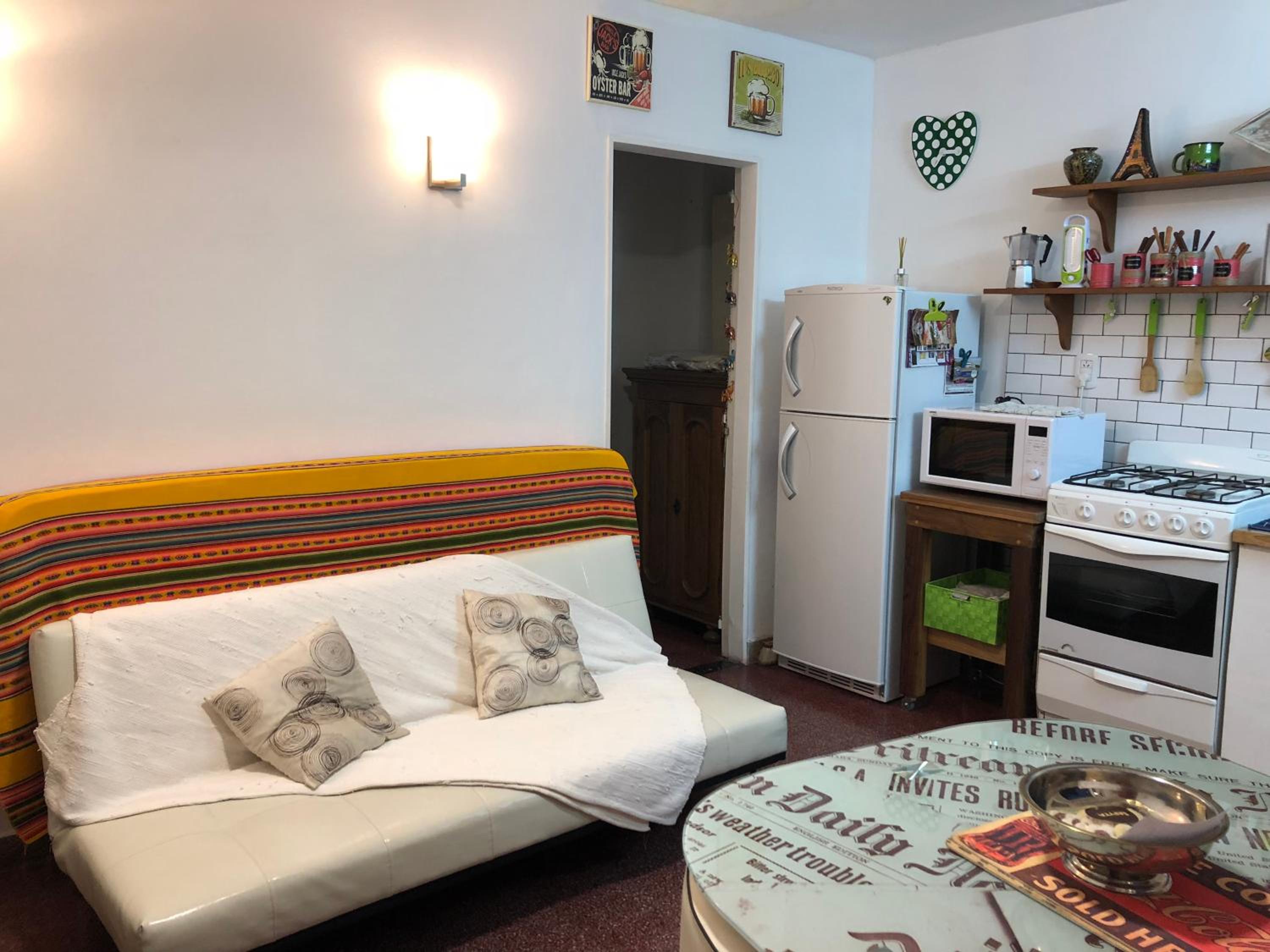 Cozy, Bright, near everything./Cómodo, luminoso, cerca de todo.