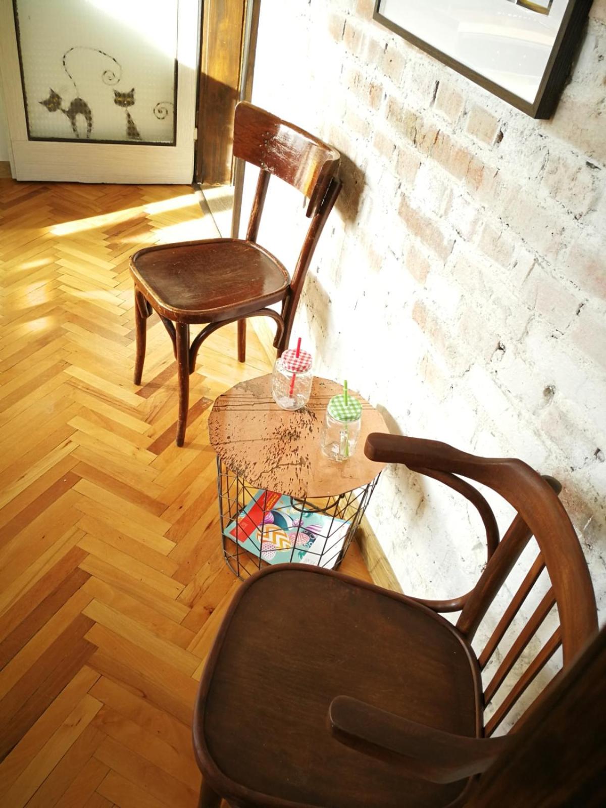 Sunny Downtown Apartment for 4