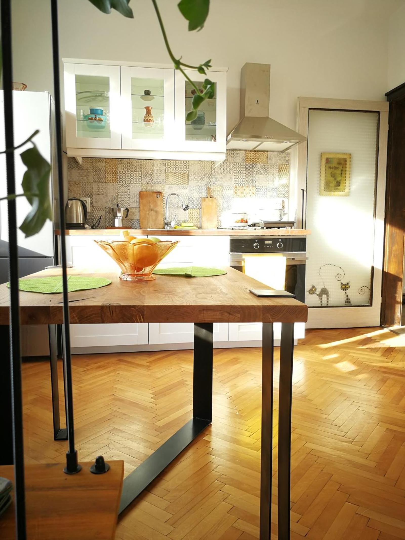 Sunny Downtown Apartment for 4