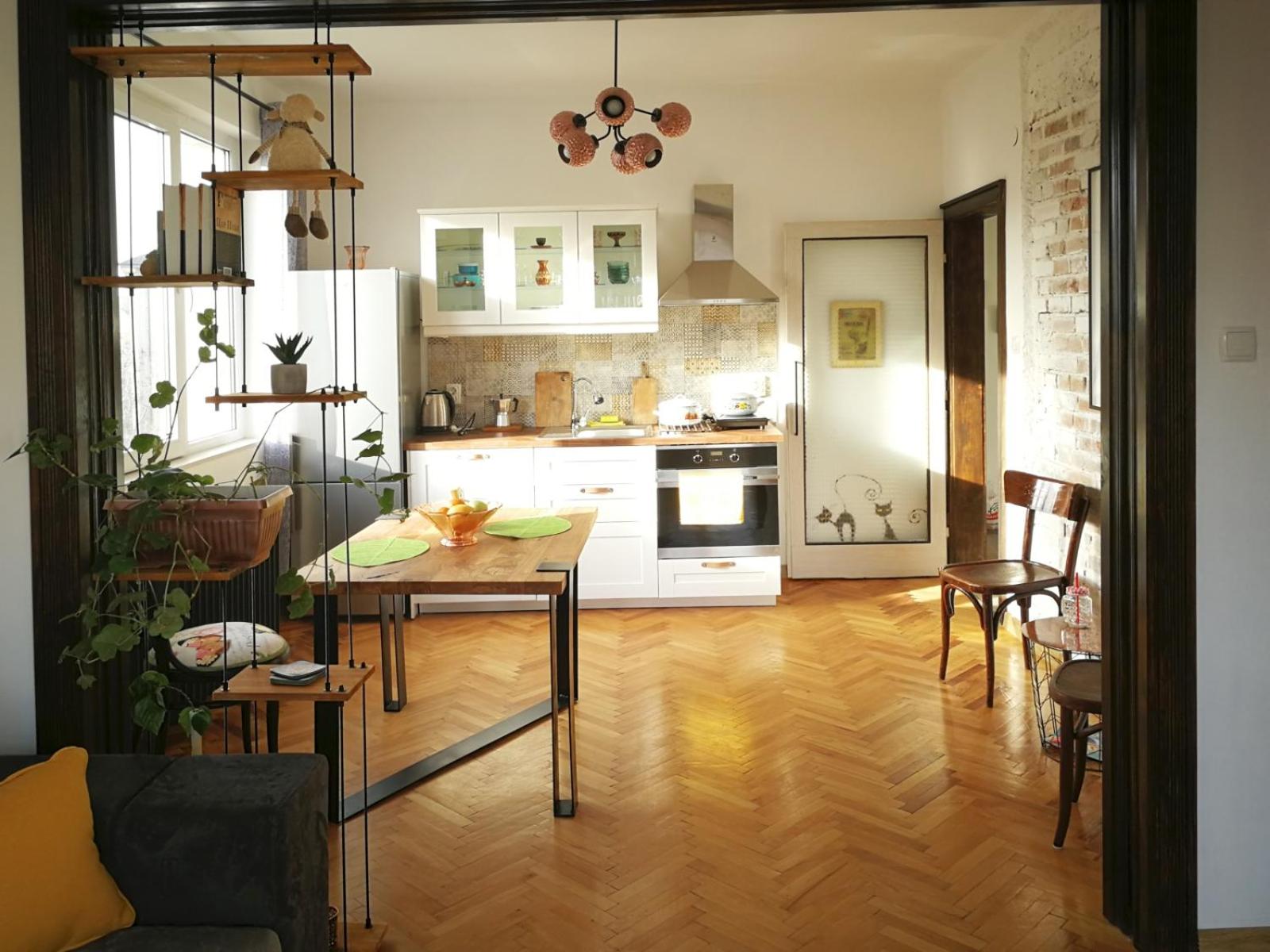 Sunny Downtown Apartment for 4