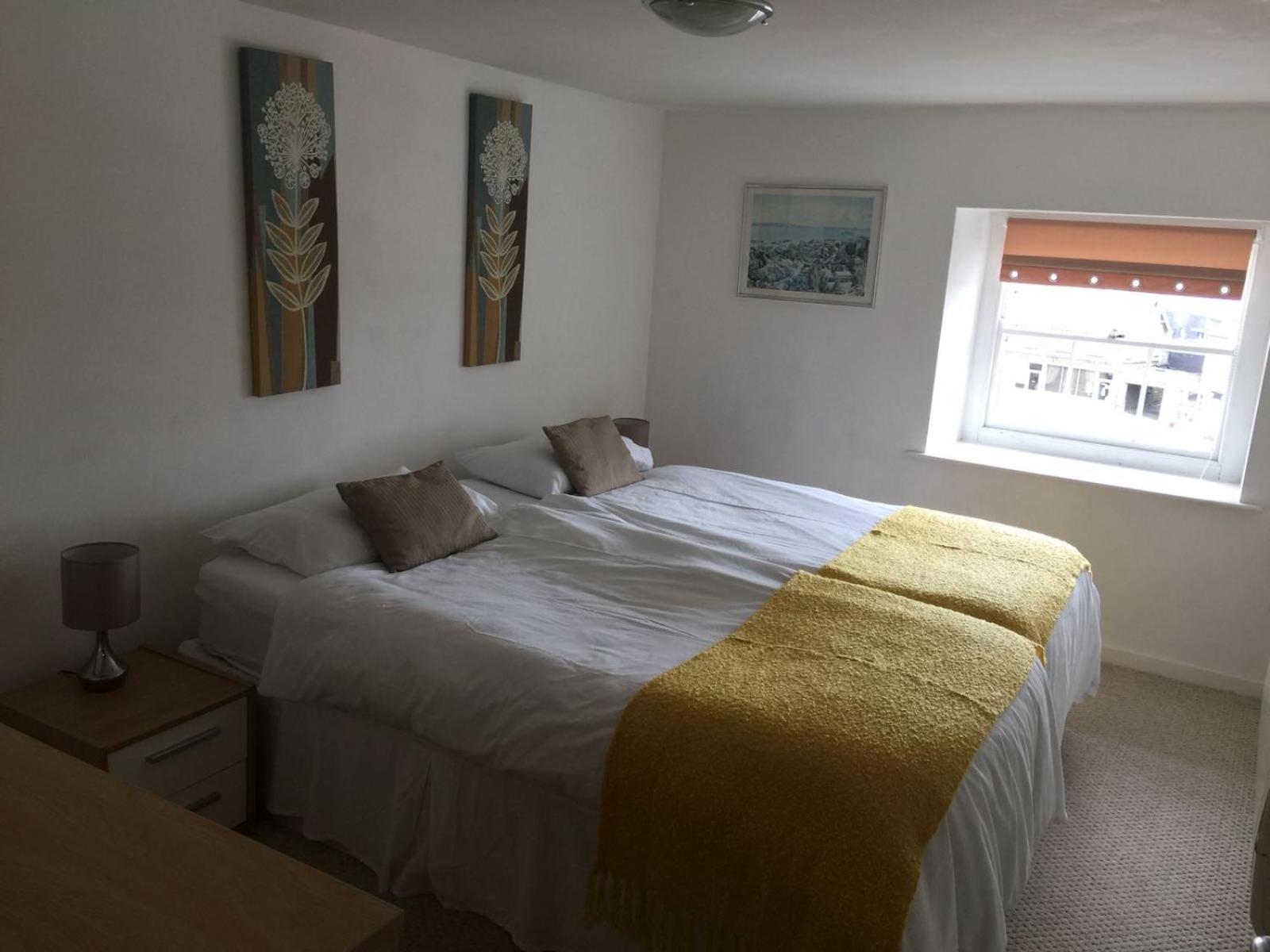 Apartment over looking Buxton Market Square view 4