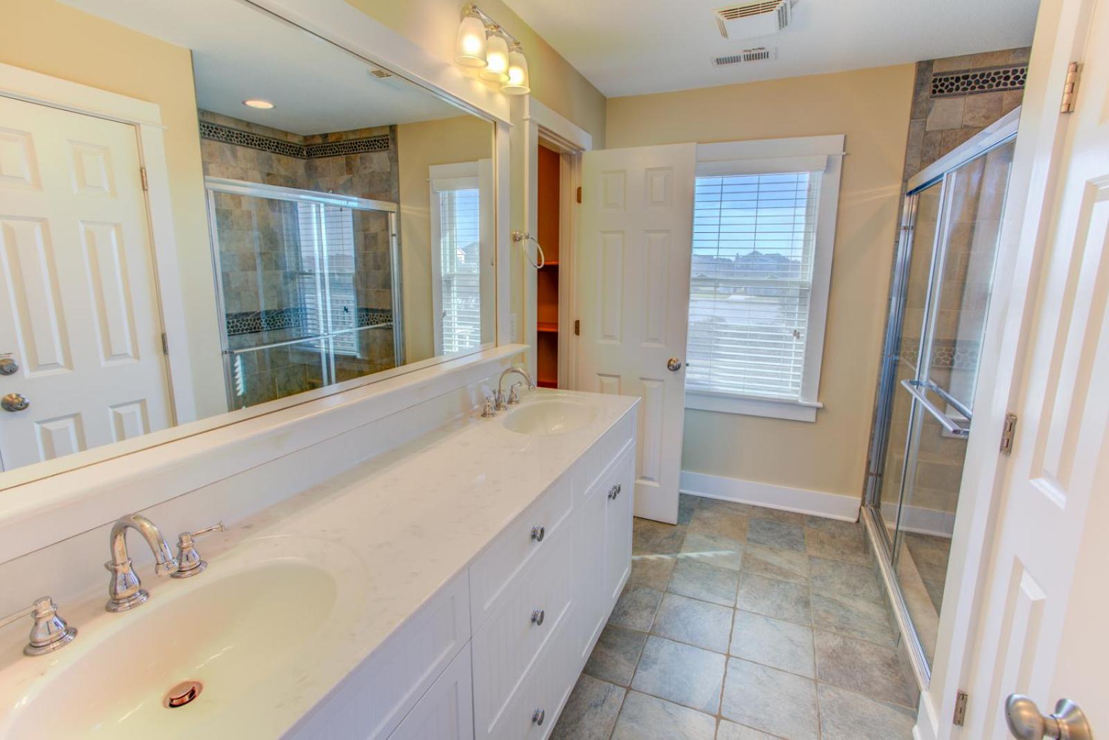 Sea Breeze - Corolla, Whalehead, Beach 50 Yds, Ocean View, Elevator, Pool Table, Foosball, Pool, Hot Tub