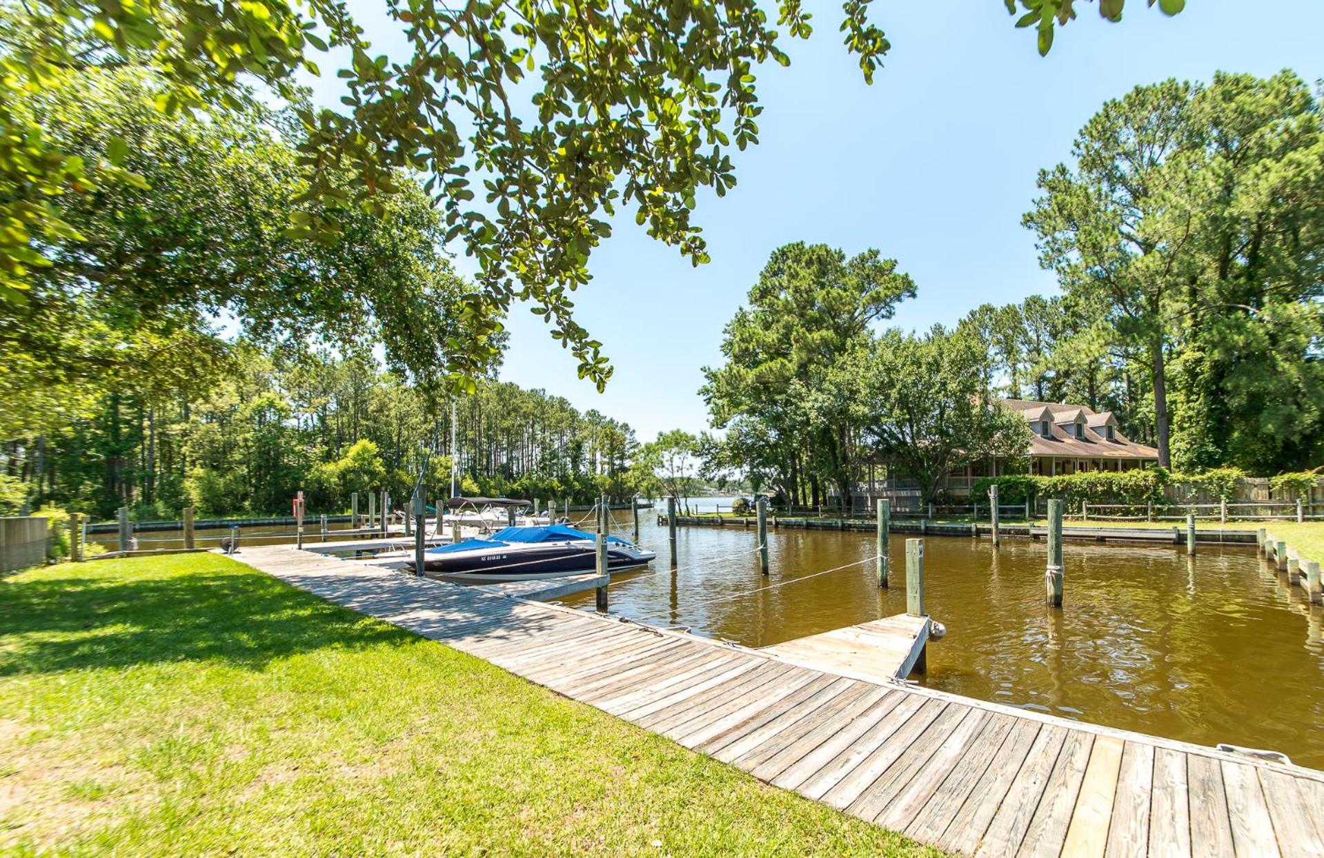 Carolina Breeze - Southern Shores, Chickahauk, 200 Yards to the Beach, Flex Stays, Private Decks