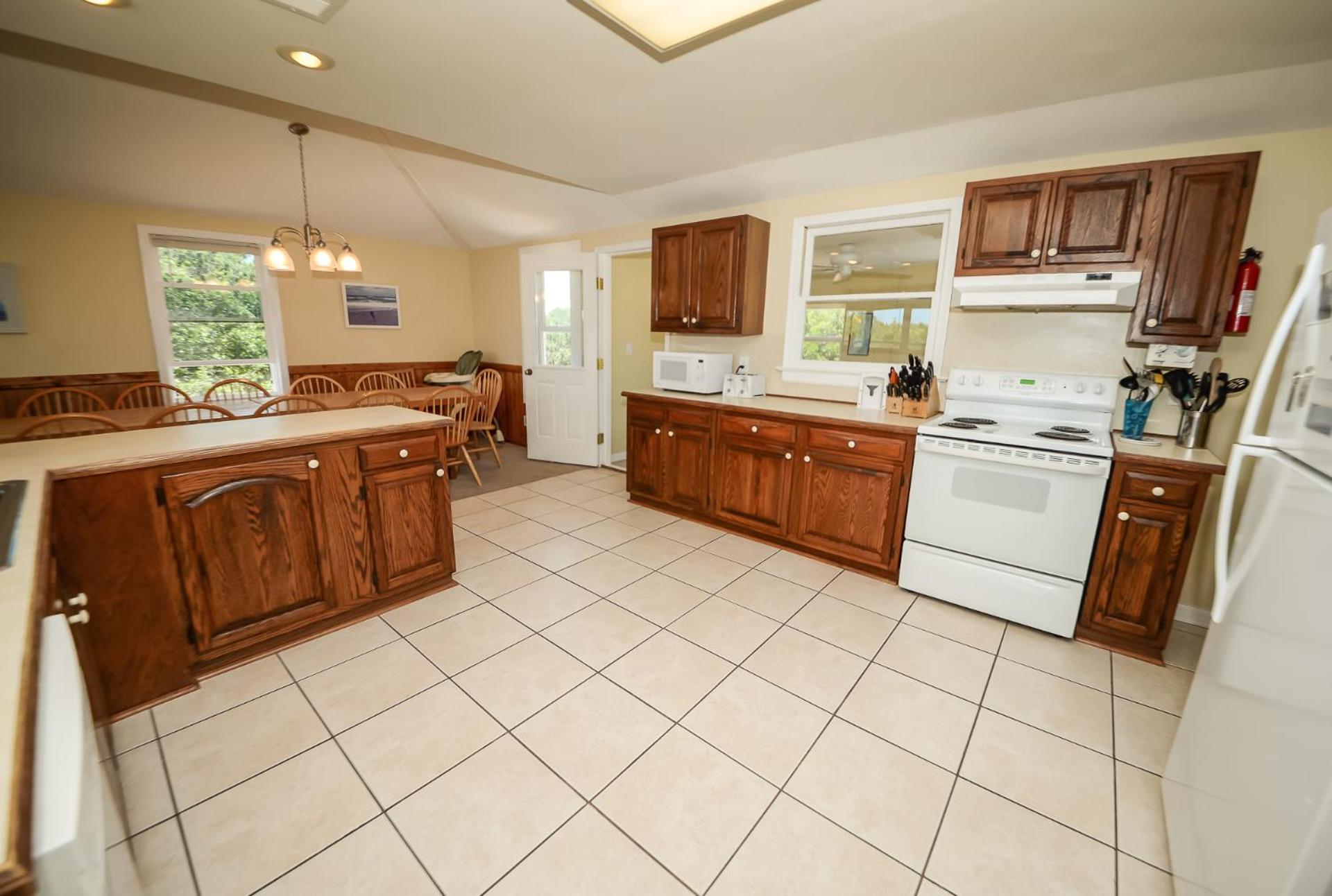 Carolina Breeze - Southern Shores, Chickahauk, 200 Yards to the Beach, Flex Stays, Private Decks