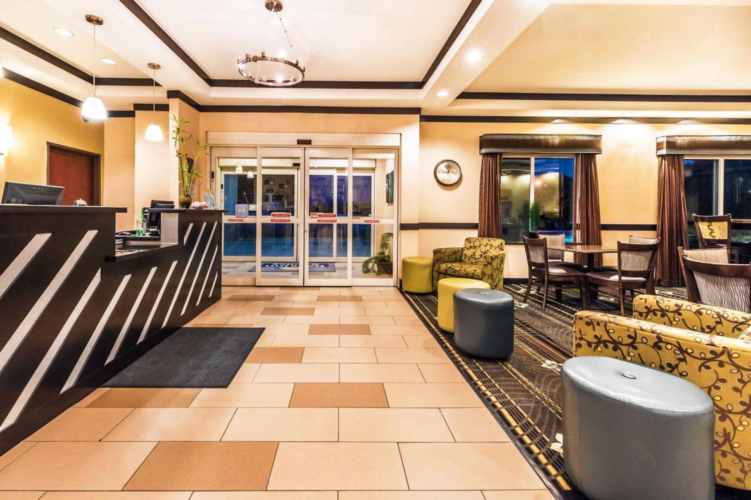 Mineral Wells Vacations - Days Inn  Suites by Wyndham Mineral Wells - Property Image 1