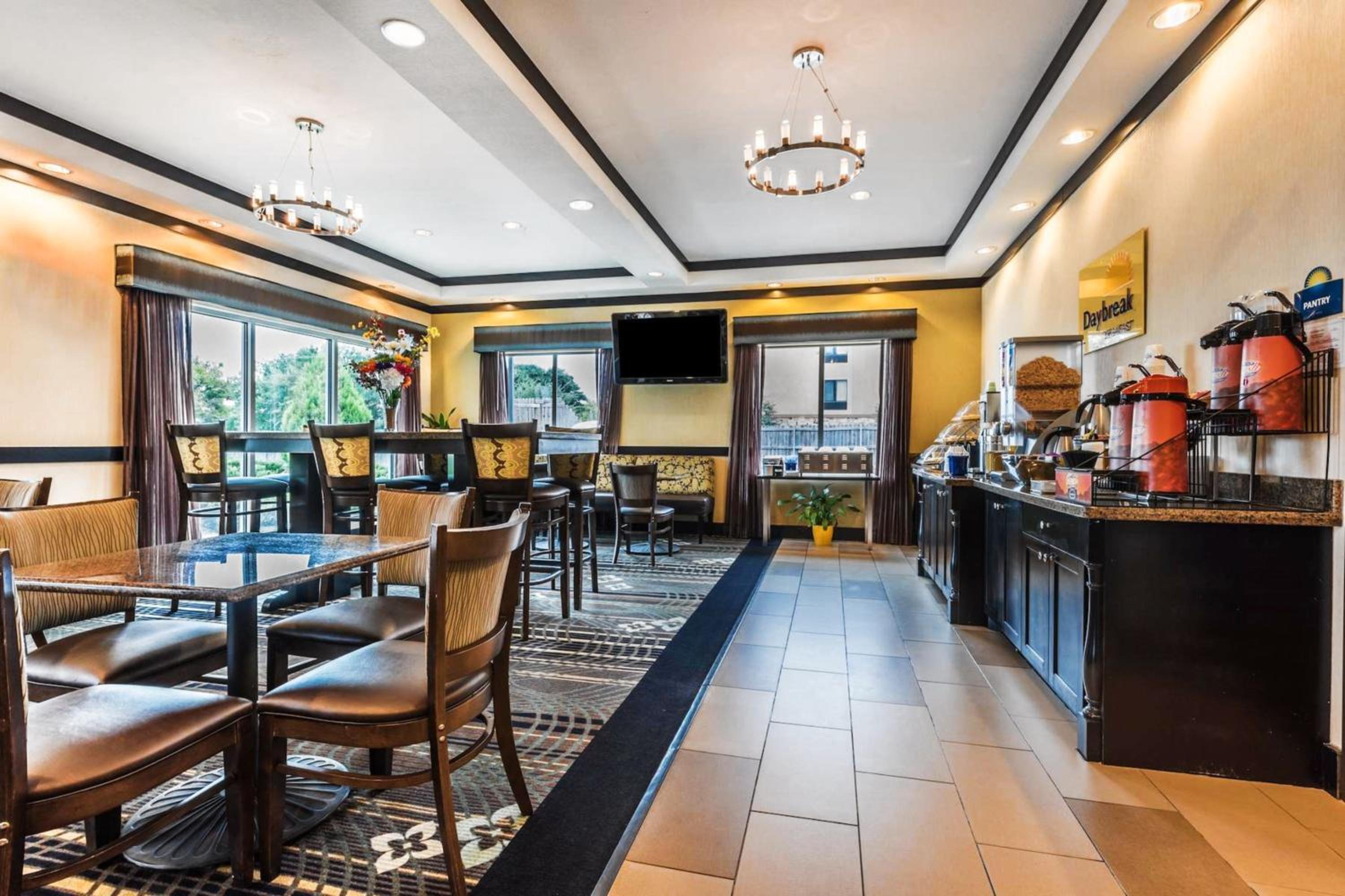 Mineral Wells Vacations - Days Inn  Suites by Wyndham Mineral Wells - Property Image 4