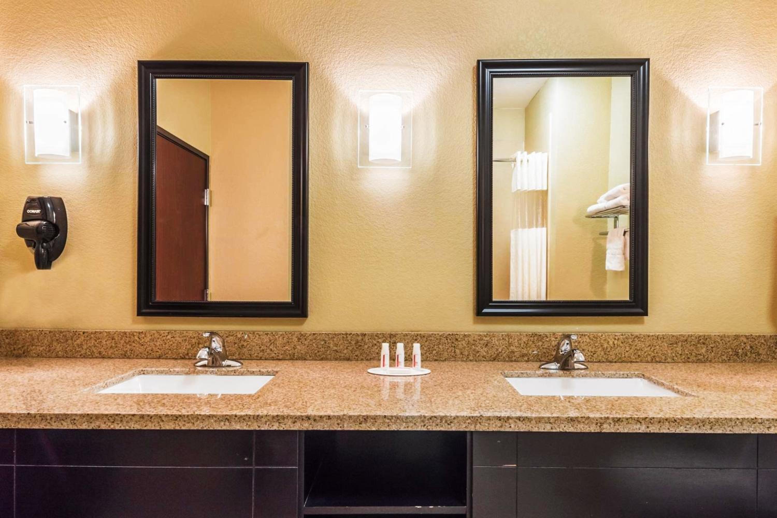Mineral Wells Vacations - Days Inn  Suites by Wyndham Mineral Wells - Property Image 8