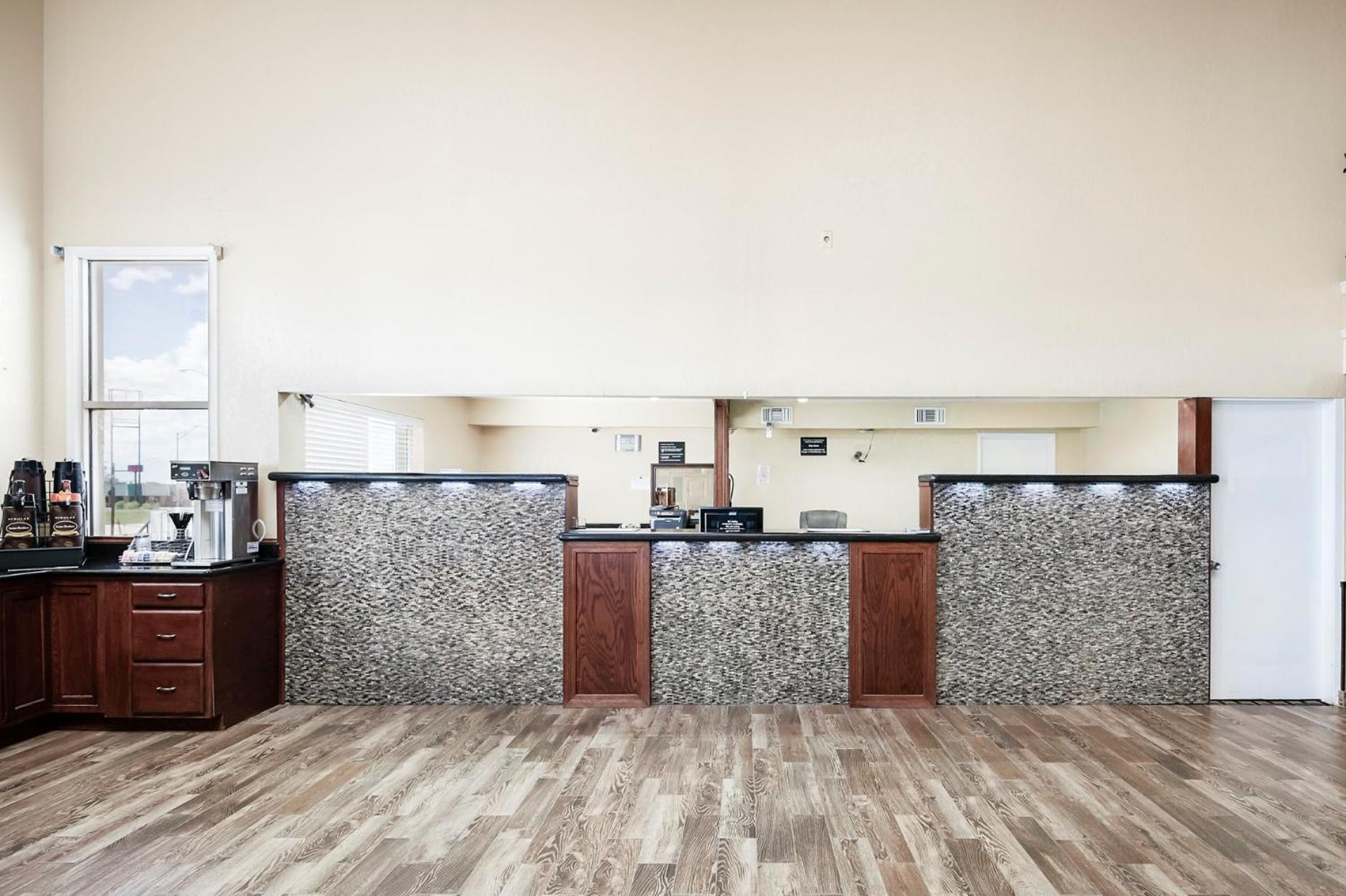 Elk City Vacations - Super 8 by Wyndham Elk City - Property Image 9