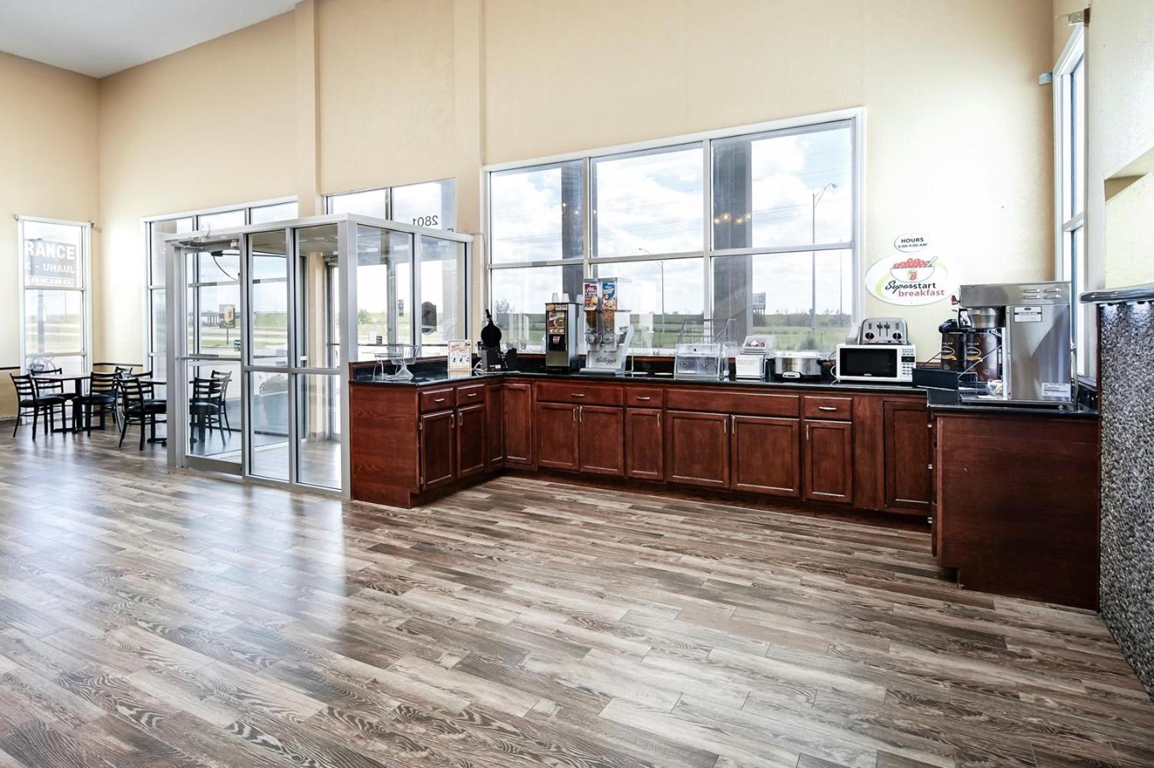 Elk City Vacations - Super 8 by Wyndham Elk City - Property Image 7