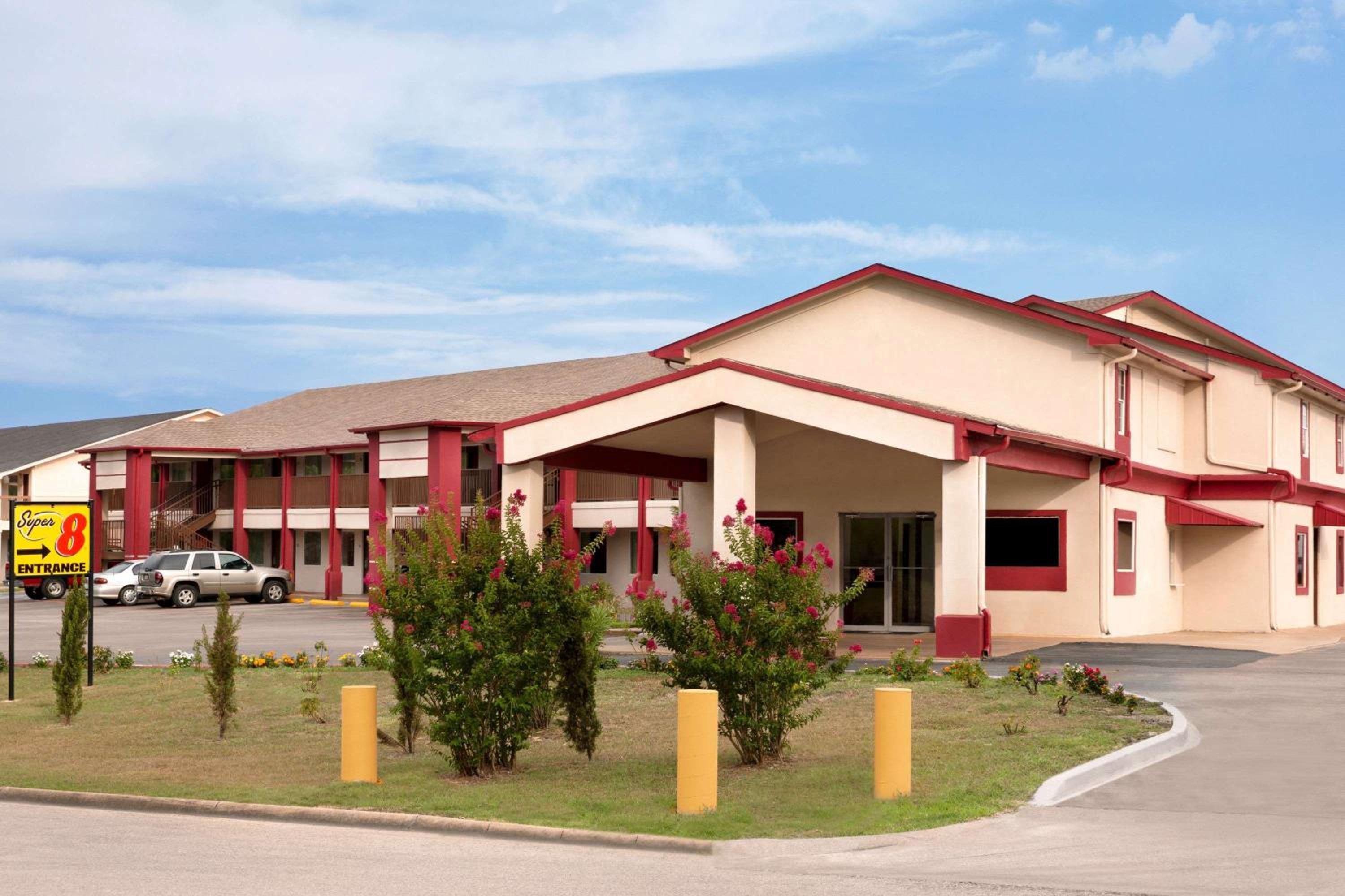 Super 8 by Wyndham Corsicana view 3