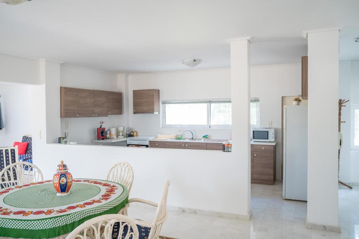 Pink-White Marathon Villa photo 5