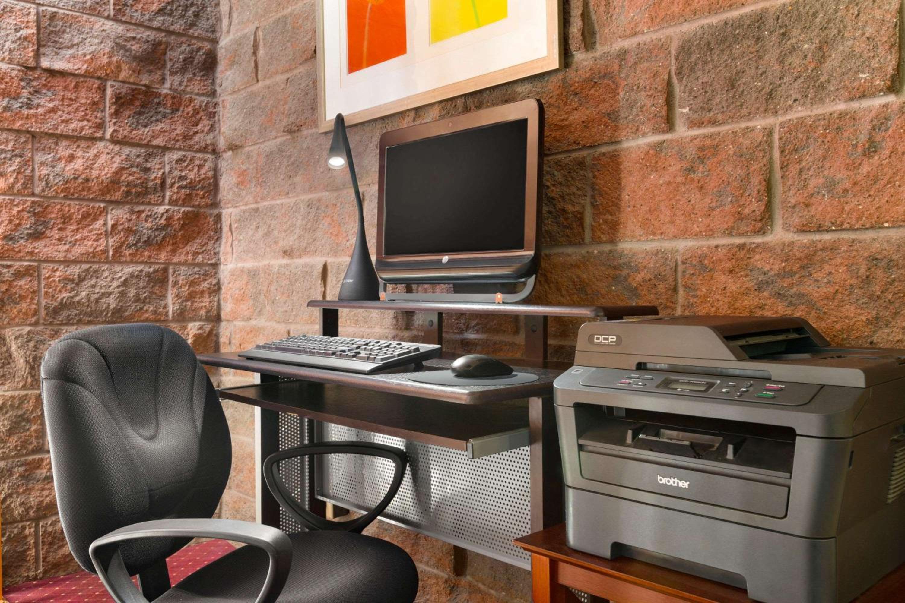 North Bay Vacations - Travelodge by Wyndham North Bay Lakeshore - Property Image 9