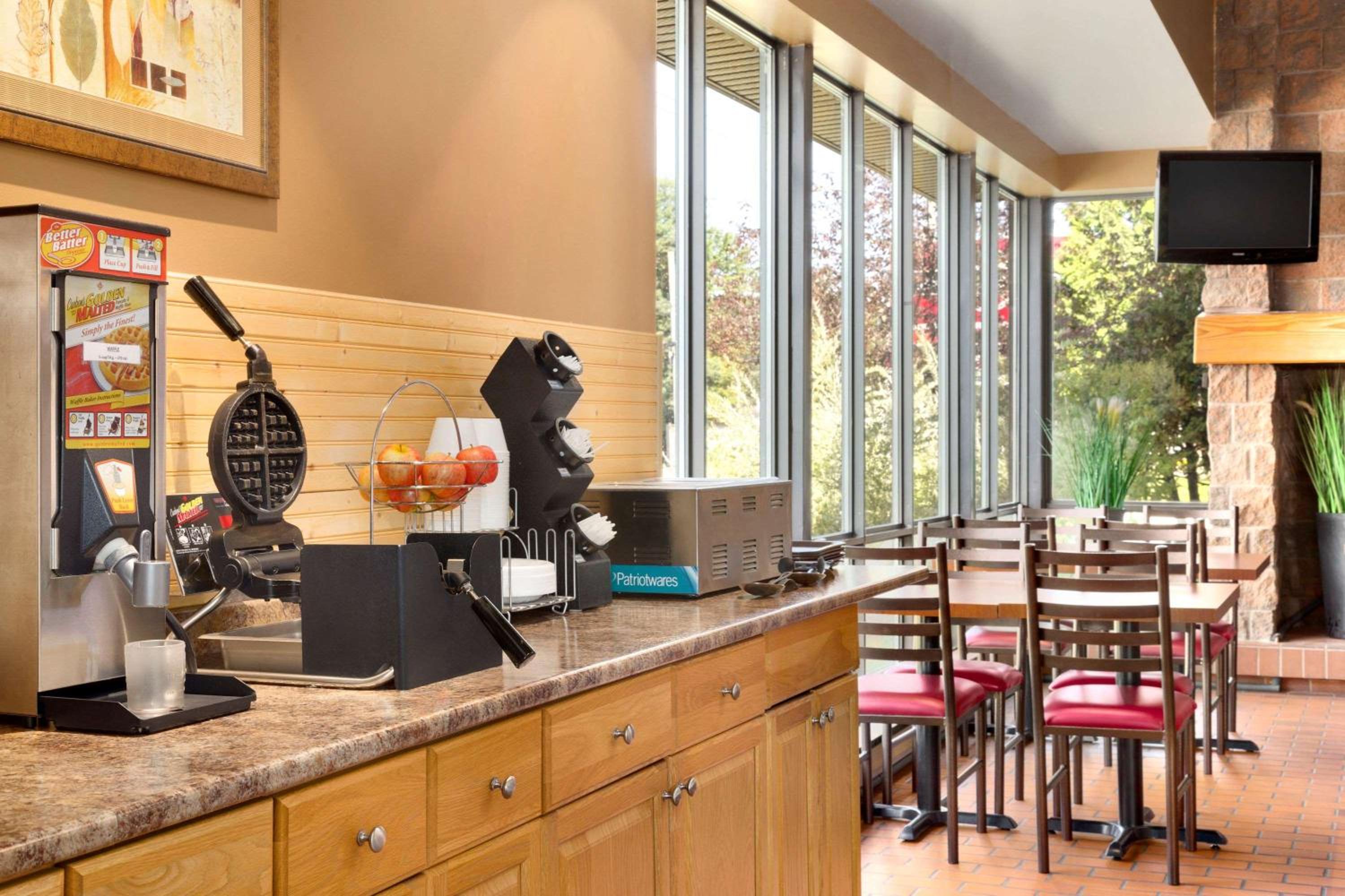 North Bay Vacations - Travelodge by Wyndham North Bay Lakeshore - Property Image 11