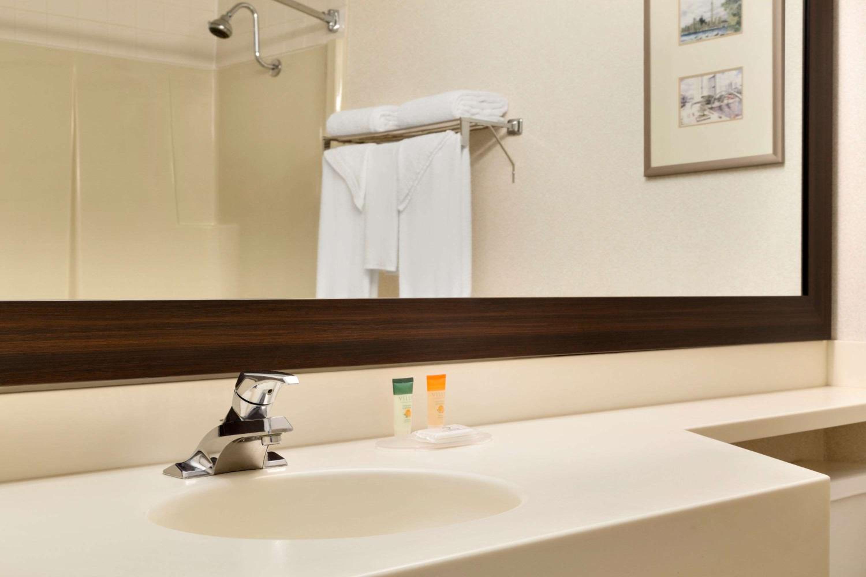 North Bay Vacations - Travelodge by Wyndham North Bay Lakeshore - Property Image 12