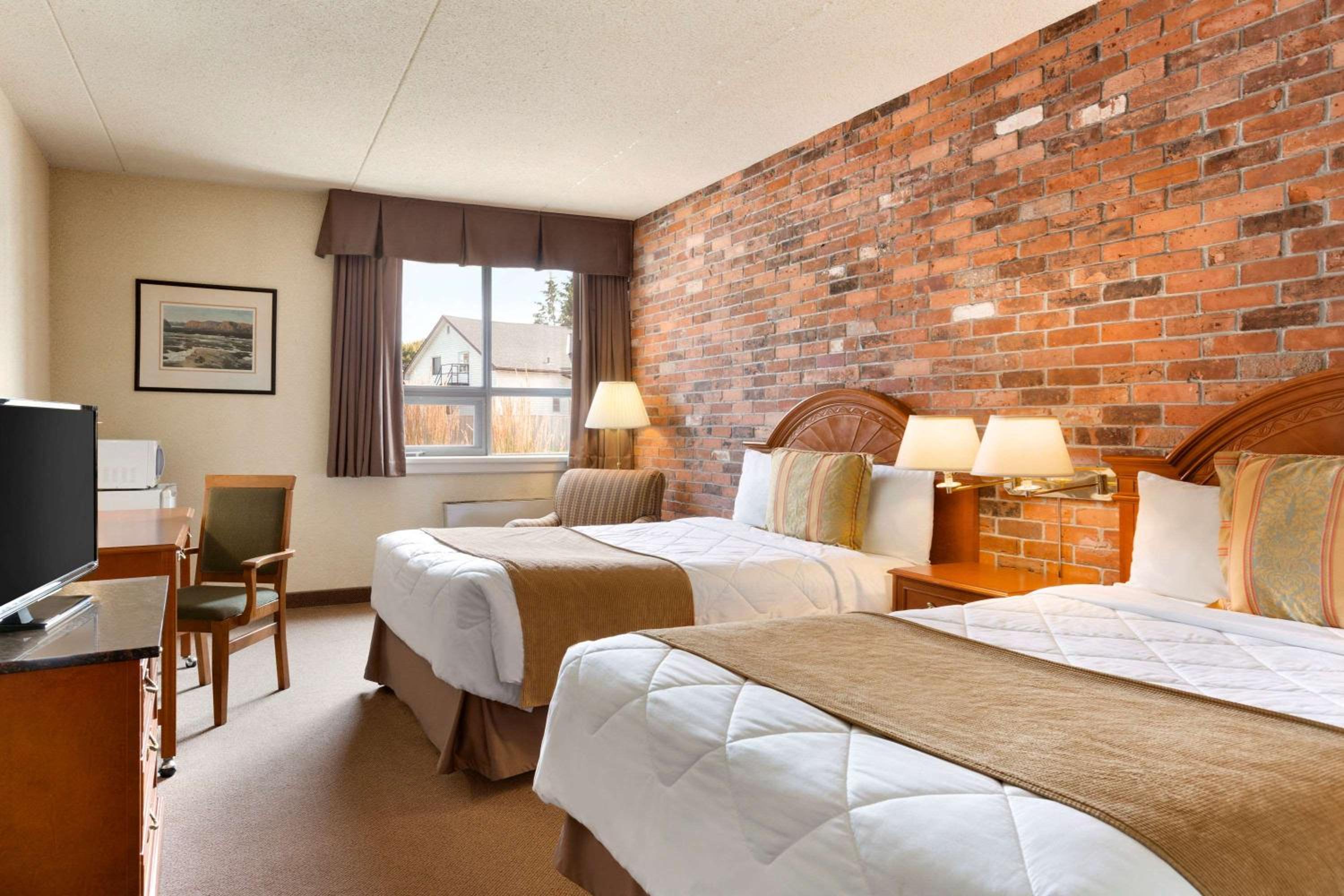 North Bay Vacations - Travelodge by Wyndham North Bay Lakeshore - Property Image 1