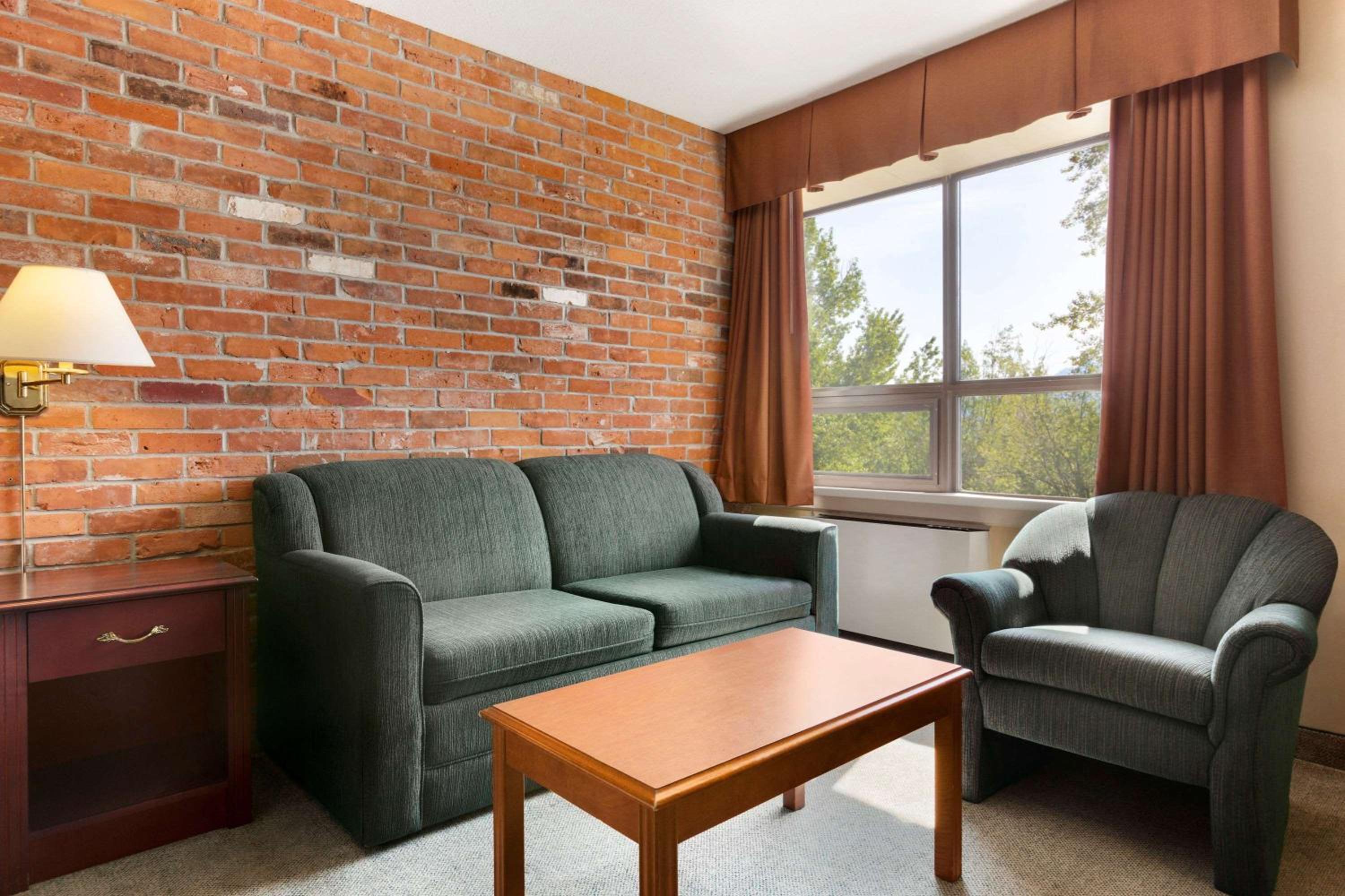 North Bay Vacations - Travelodge by Wyndham North Bay Lakeshore - Property Image 15