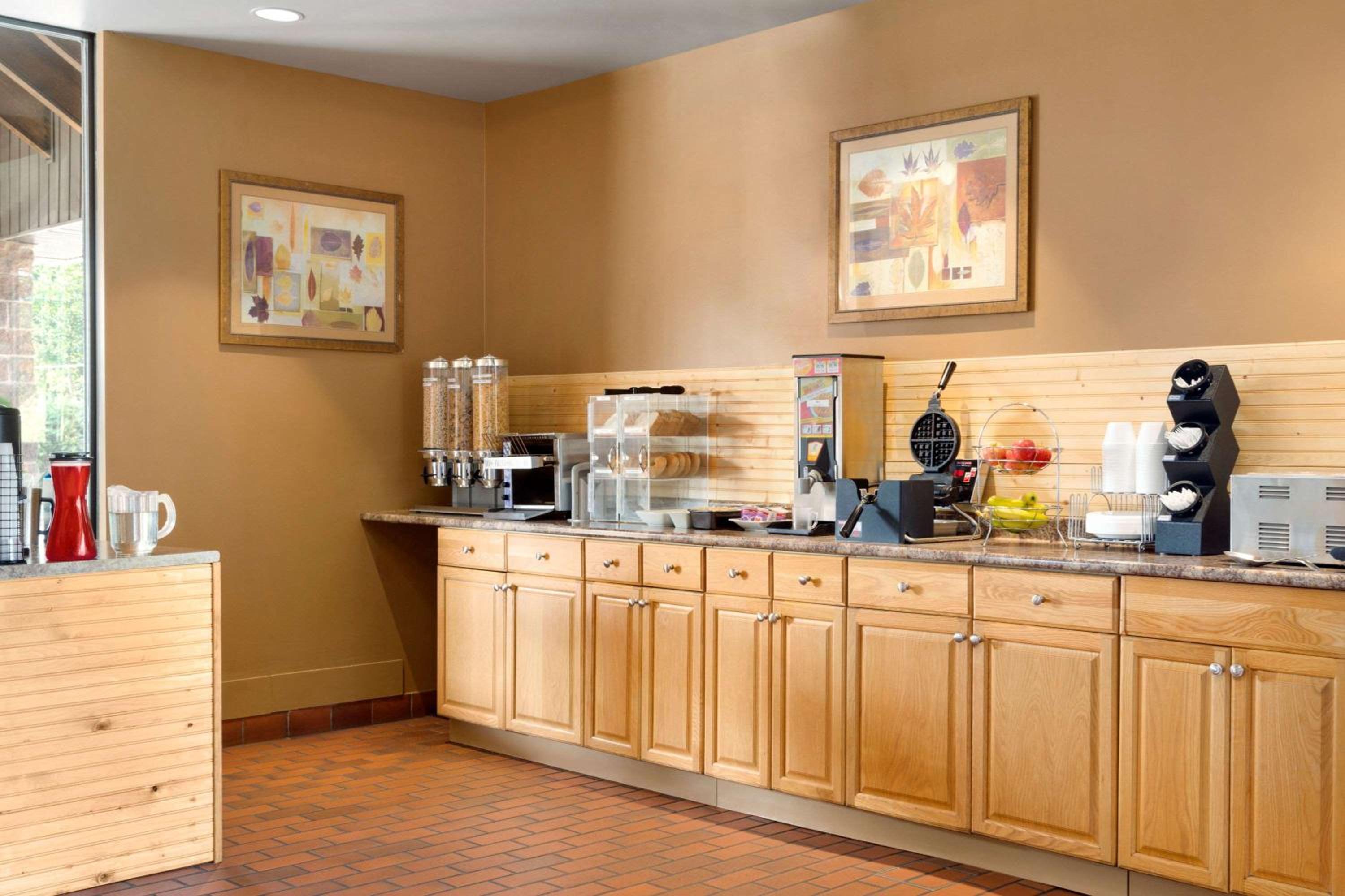 North Bay Vacations - Travelodge by Wyndham North Bay Lakeshore - Property Image 18