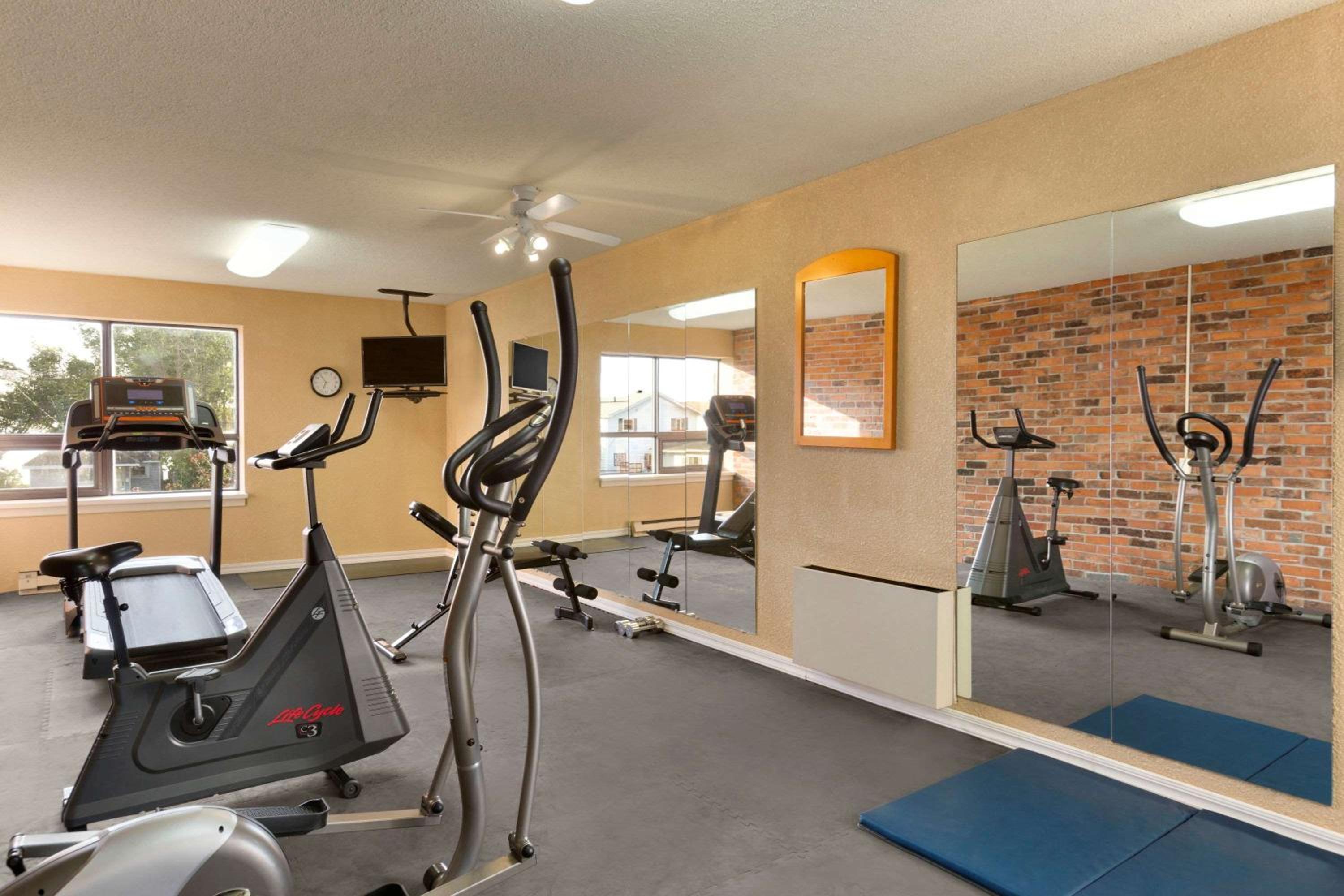 North Bay Vacations - Travelodge by Wyndham North Bay Lakeshore - Property Image 24