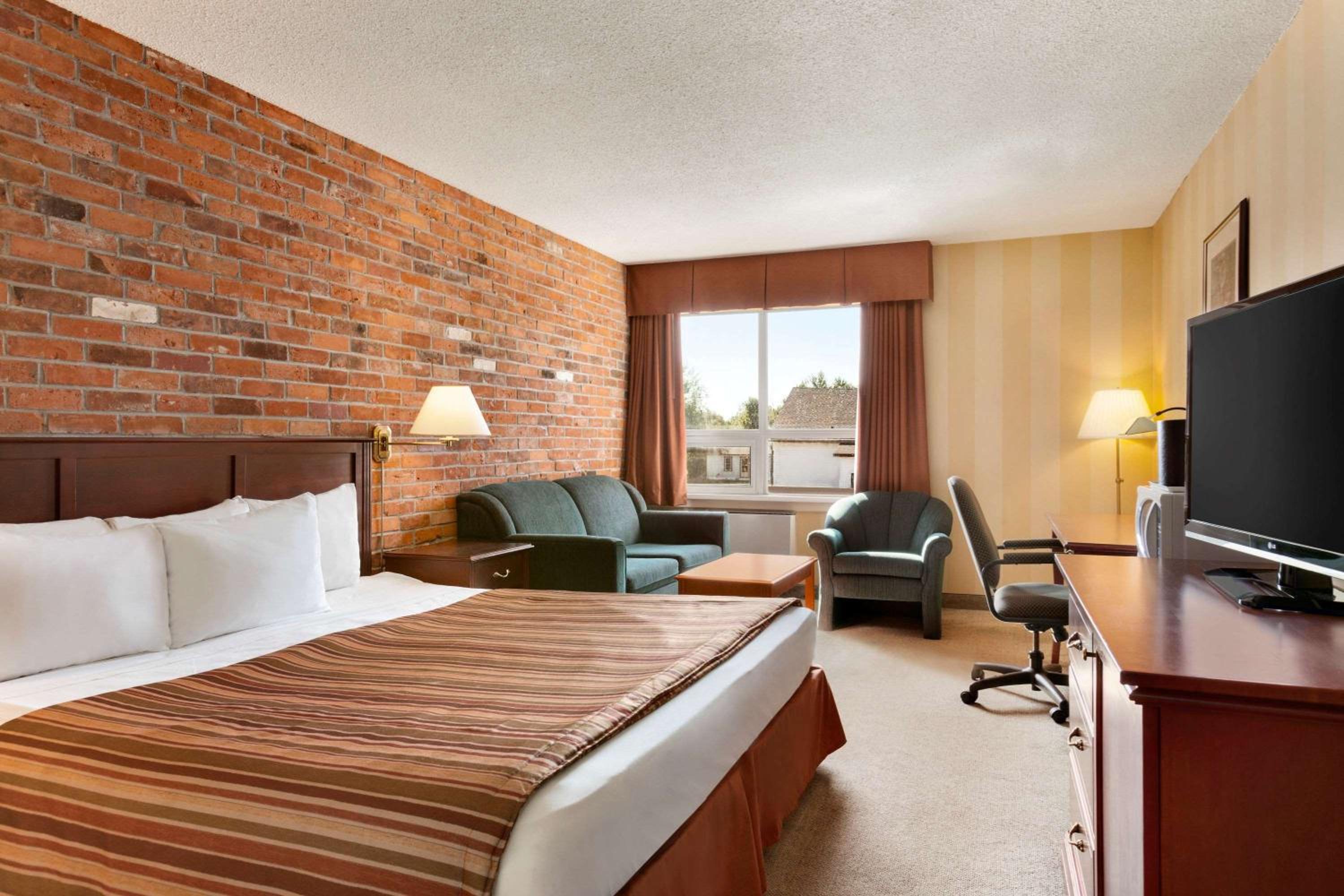 North Bay Vacations - Travelodge by Wyndham North Bay Lakeshore - Property Image 21