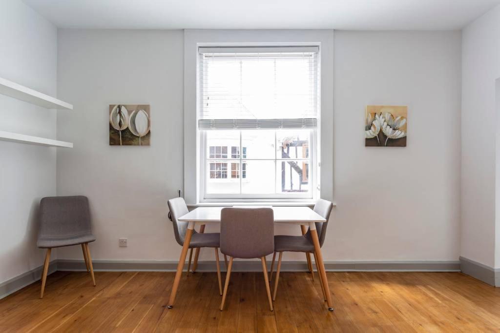 Spacious Central Chic Apartment - Simplycheckin view 4