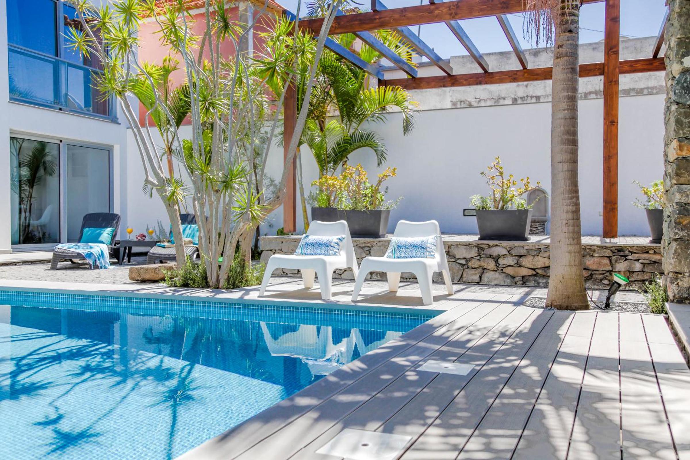 Madeira Beach House - by LovelyStay view 3
