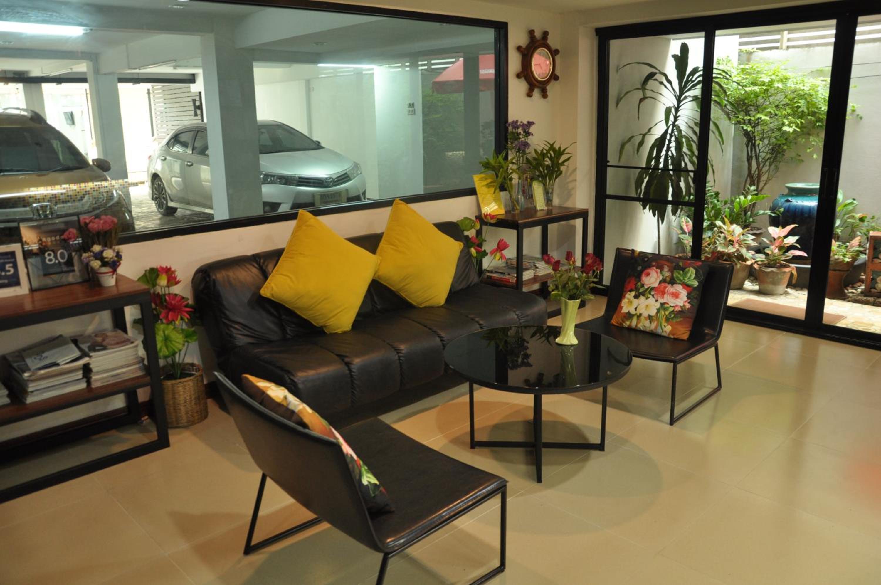 Double DD House at MRT Sutthisarn