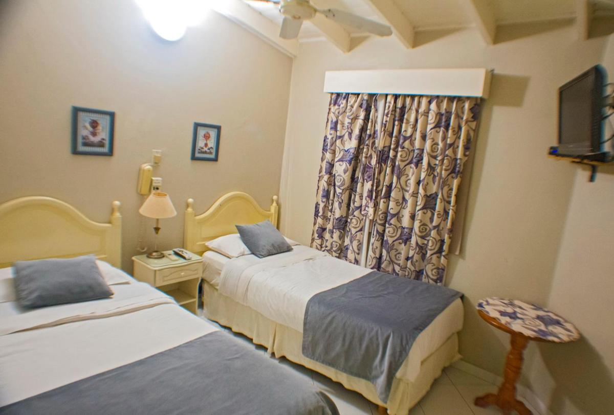 Bernie's Bed & Breakfast , A 3 KILOMETROS DEL AEROP EZEIZA, VAN ,IN-OUT, FREE EZEIZA AIRPORT