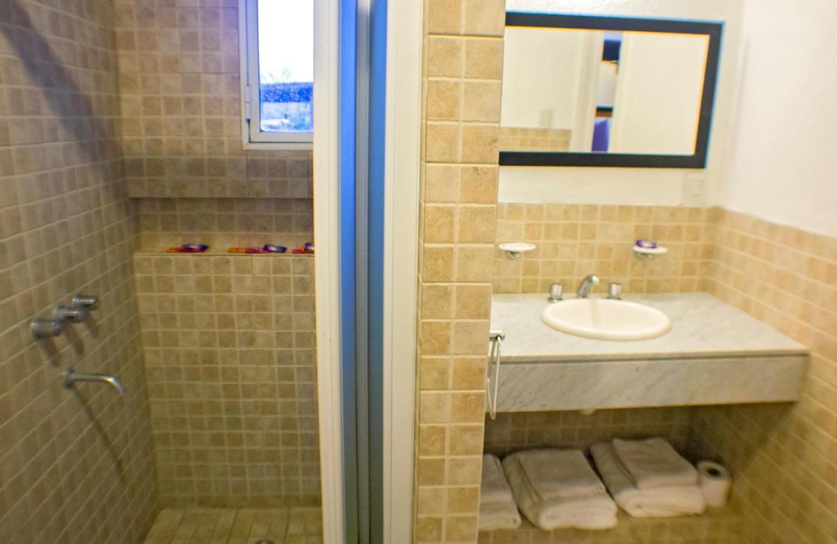 Bernie's Bed & Breakfast , A 3 KILOMETROS DEL AEROP EZEIZA, VAN ,IN-OUT, FREE EZEIZA AIRPORT