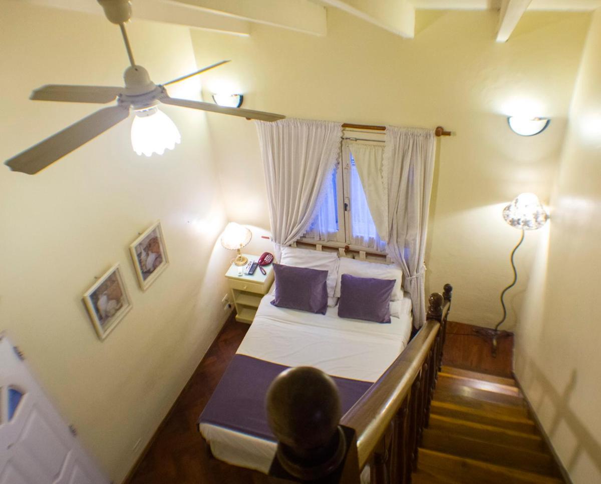 Bernie's Bed & Breakfast , A 3 KILOMETROS DEL AEROP EZEIZA, VAN ,IN-OUT, FREE EZEIZA AIRPORT