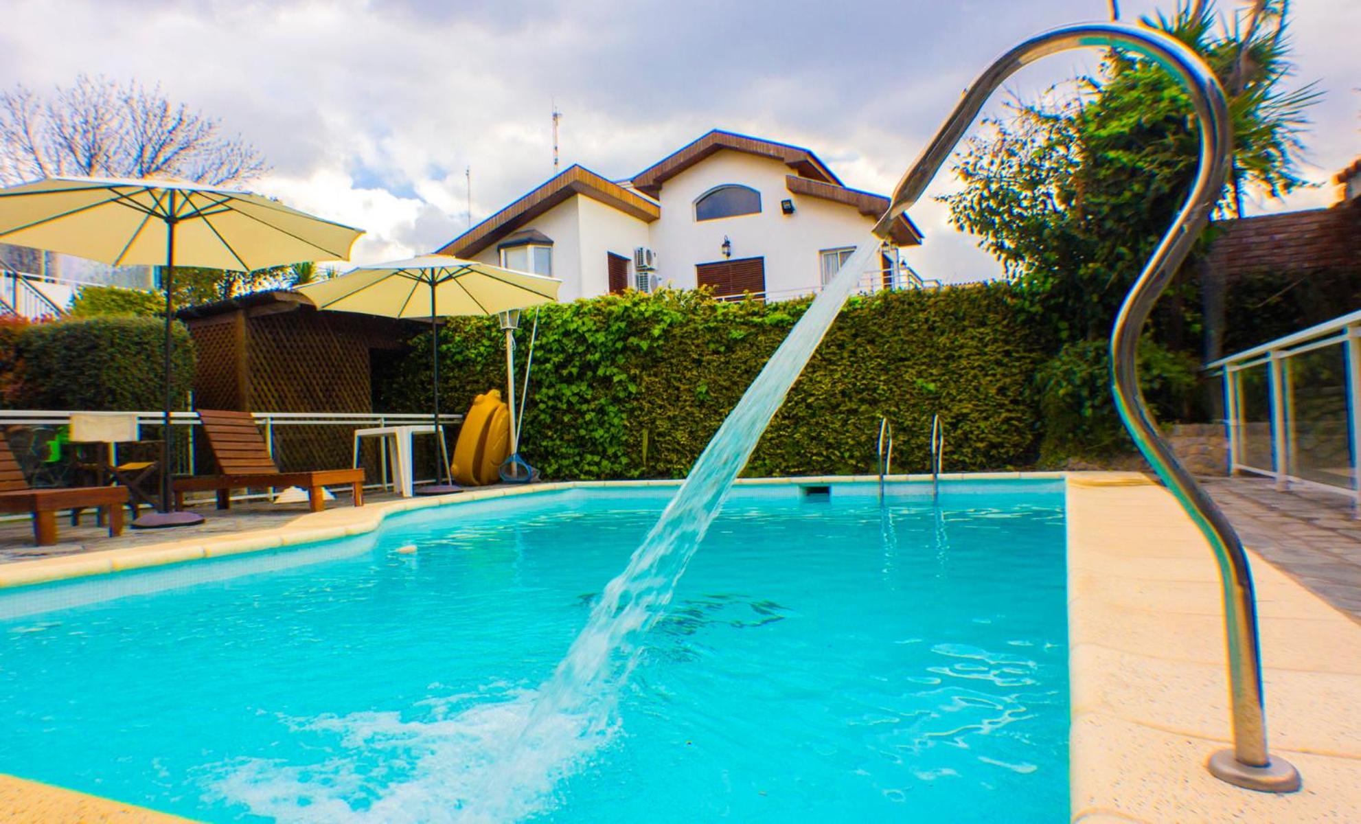 Bernie's Bed & Breakfast , A 3 KILOMETROS DEL AEROP EZEIZA, VAN ,IN-OUT, FREE EZEIZA AIRPORT