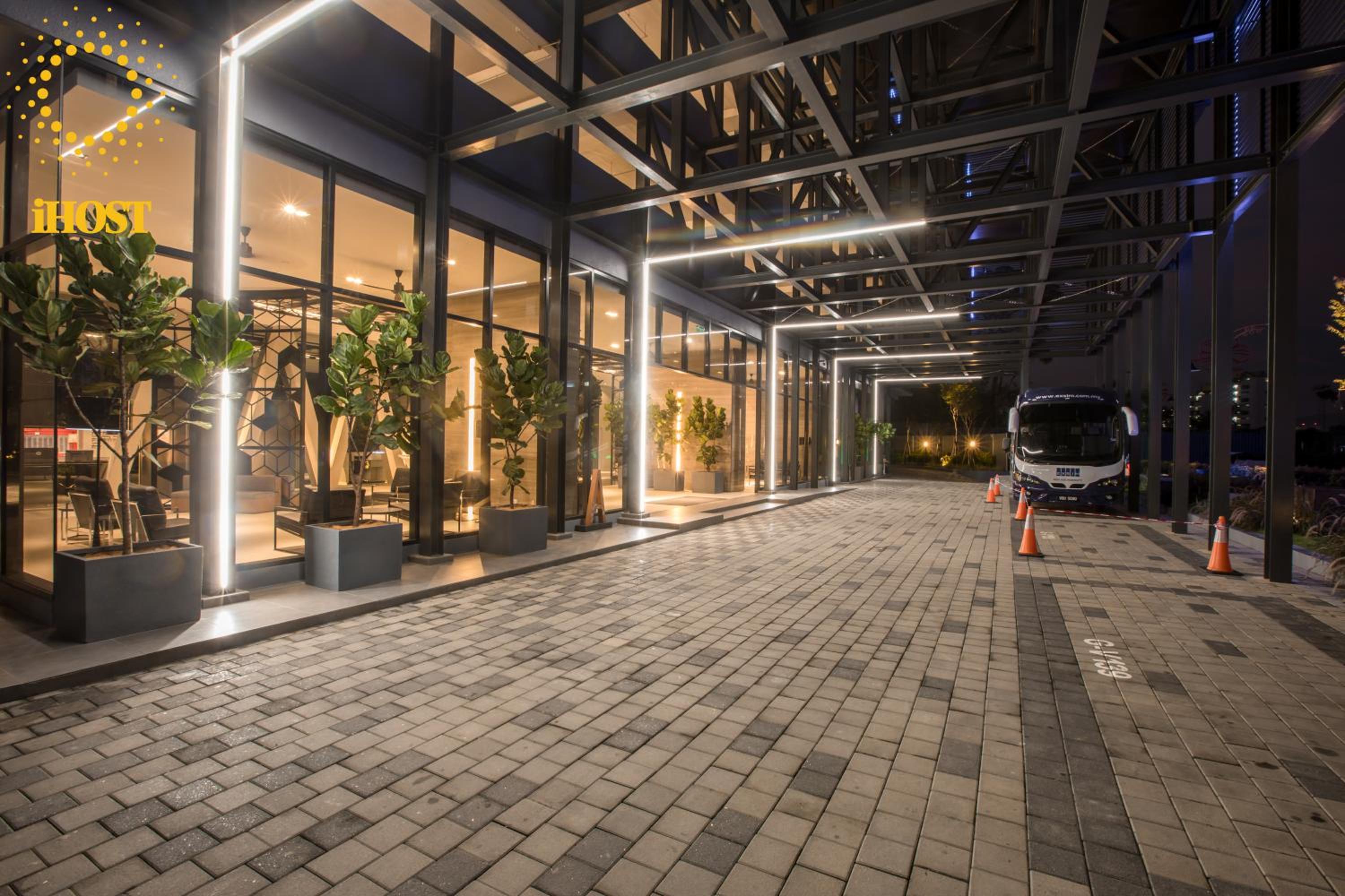 Expressionz Suites By iHost Global