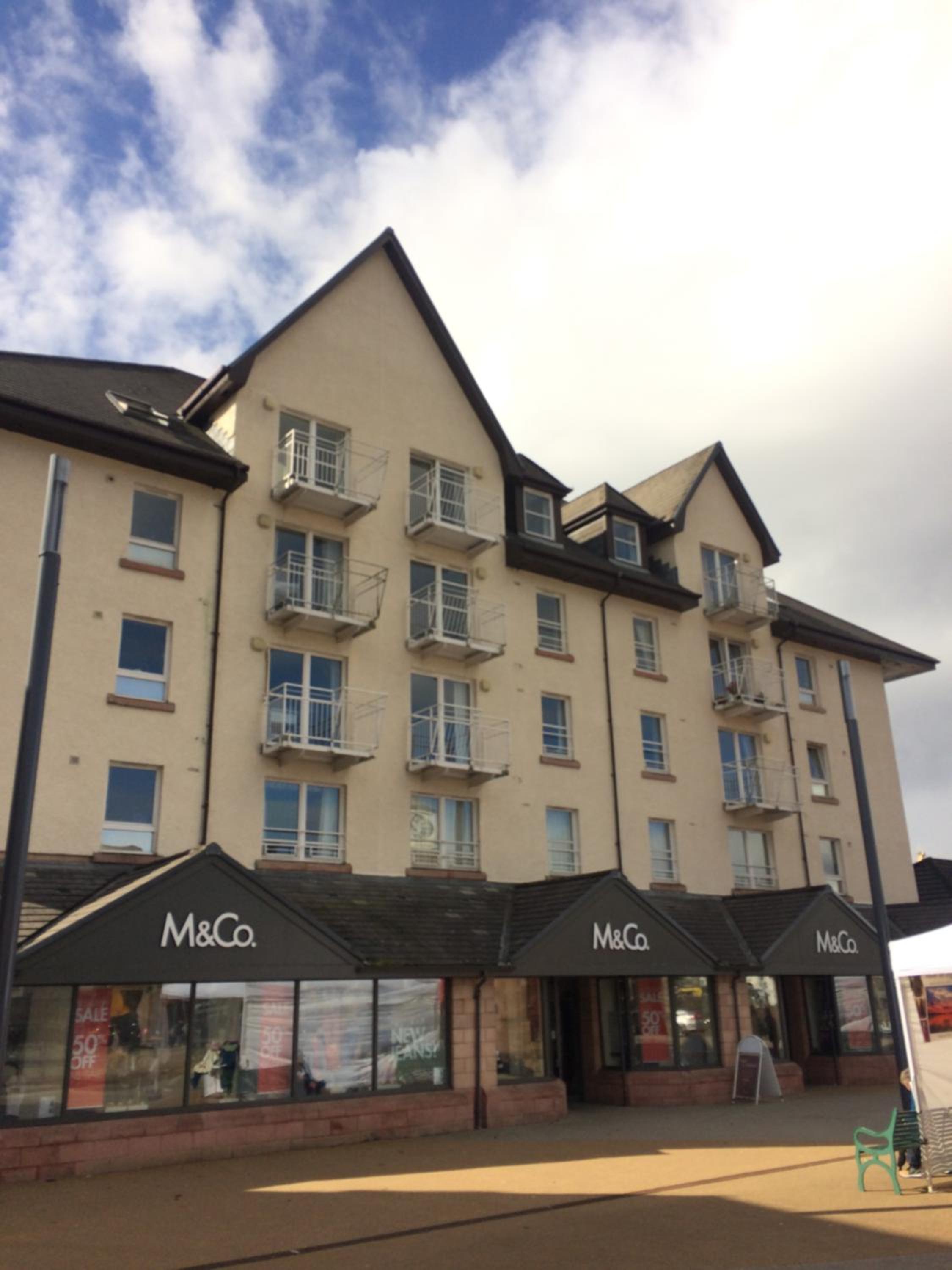 Hotel 1/5 Lismore House - Image 1