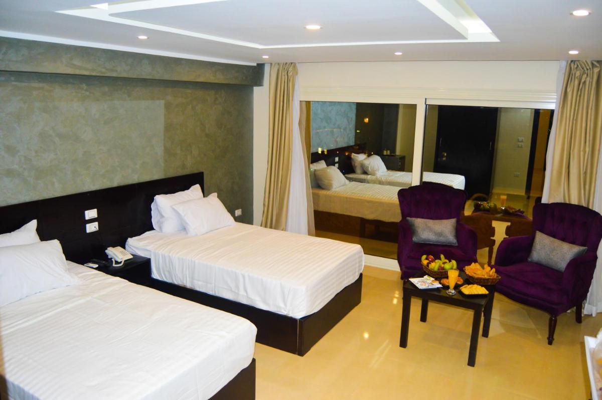 Egypt pyramids inn