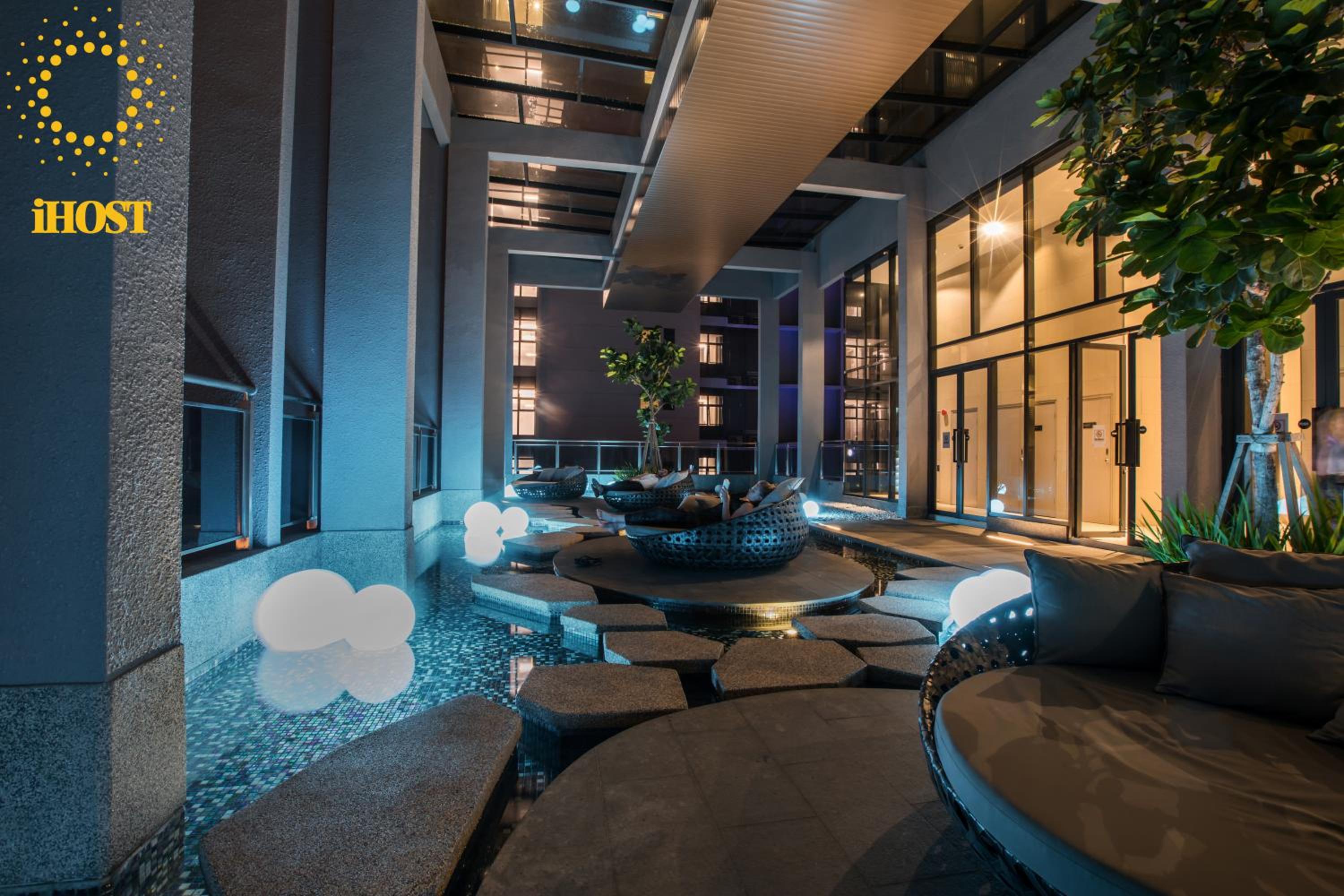 Expressionz 48th floor Sky Pool