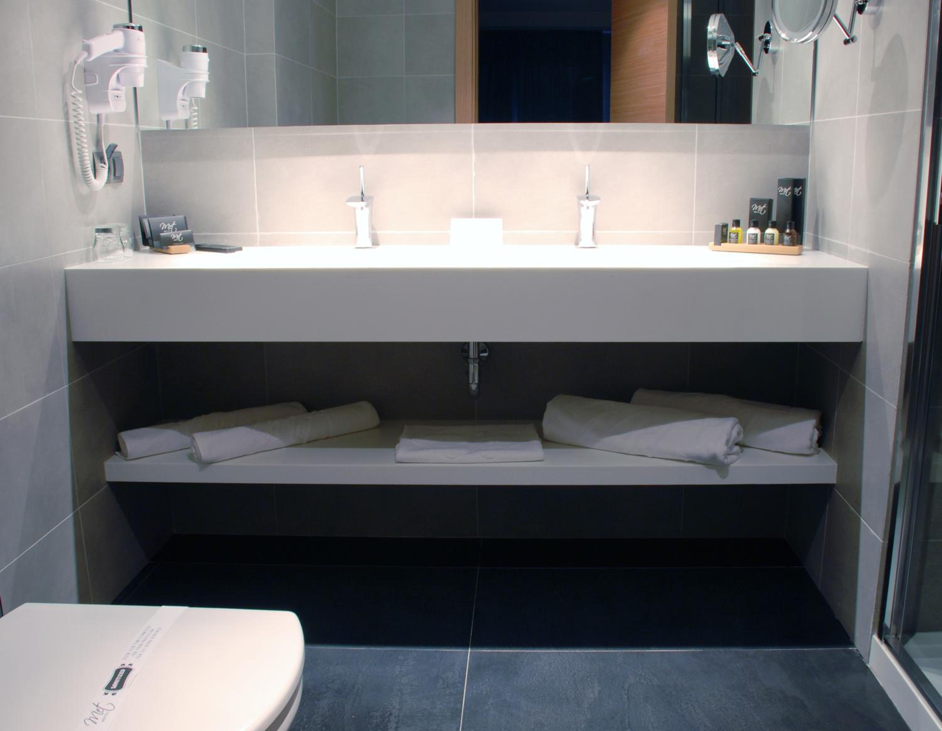 Met Hotel - Image 21