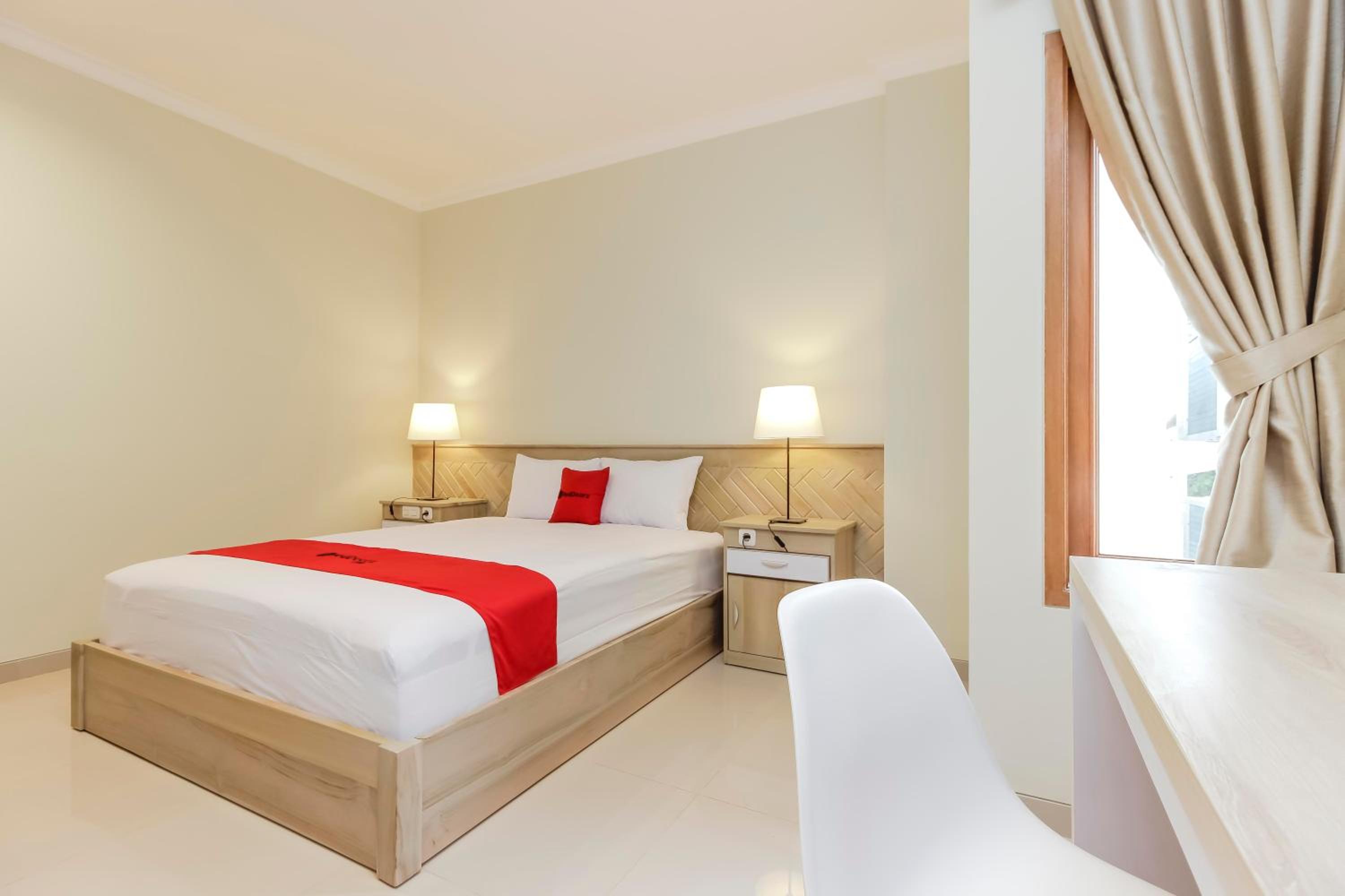 RedDoorz Premium near Ragunan Zoo 2 view 3