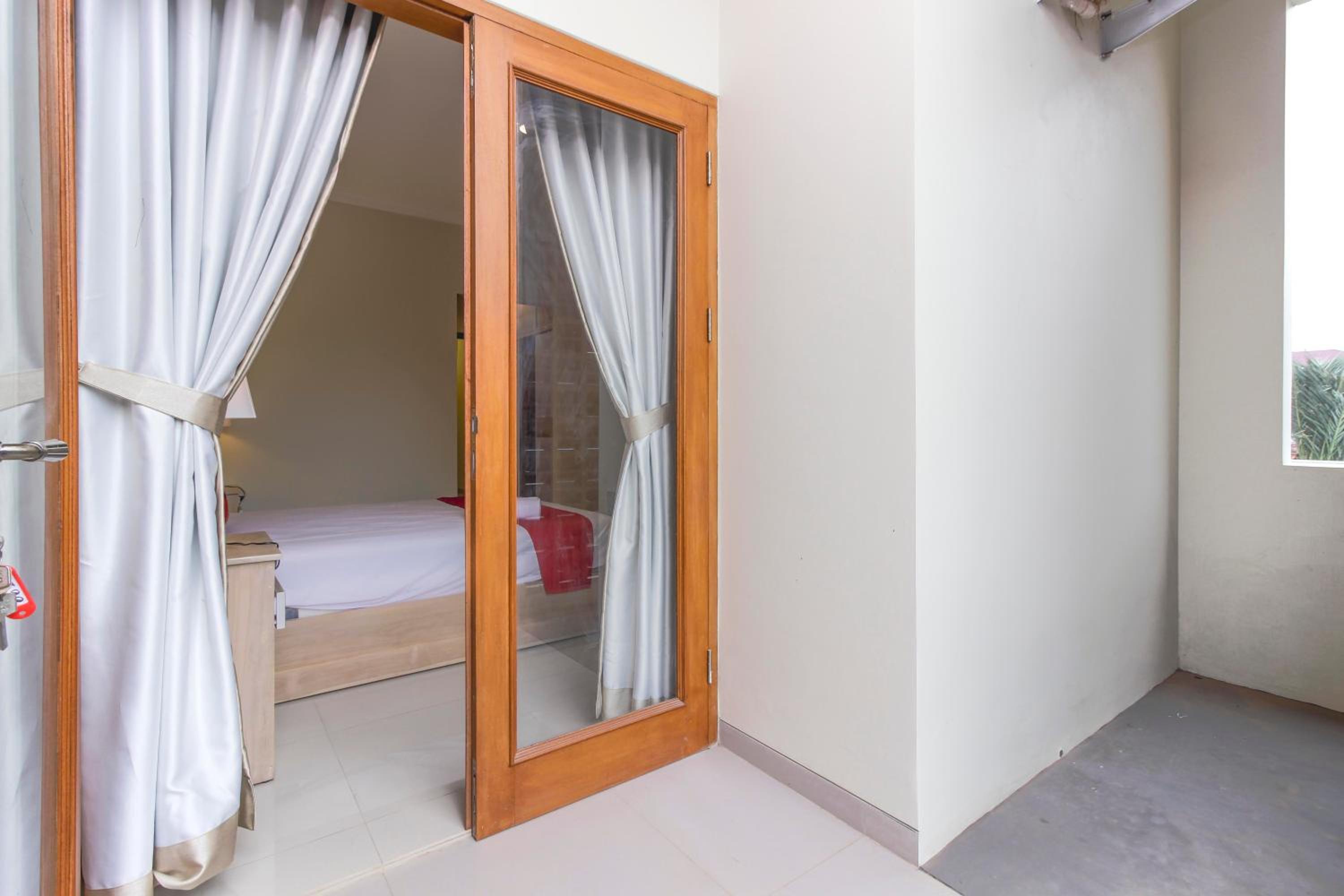 RedDoorz Premium near Ragunan Zoo 2 view 2