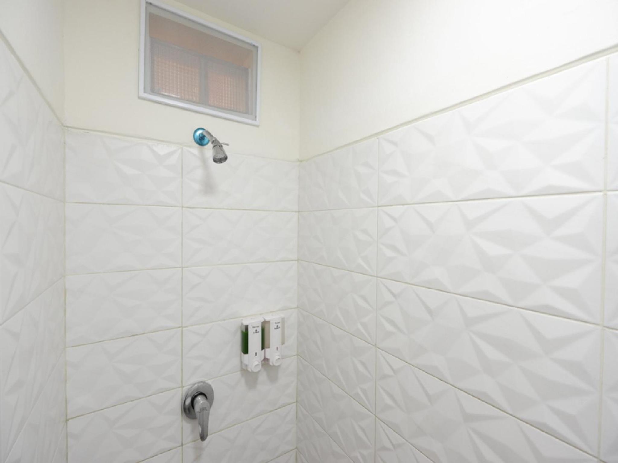 RedDoorz Plus near Paragon Mall Semarang view 3